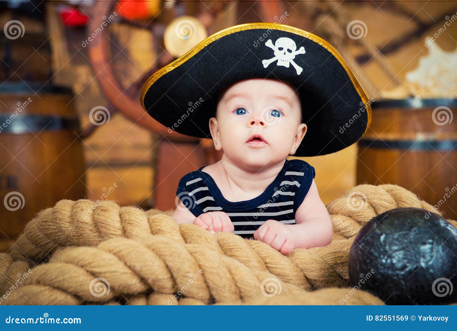 Le Bebe Garcon Nouveau Ne Dans Un Chapeau De Pirate Est Sur Les Cordes L Interieur De La Plate Forme Du S De Bateau Image Stock Image Du Stupefiant Visage