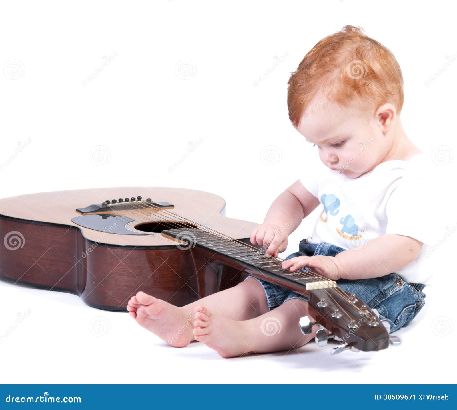 Le bébé joue la guitare image stock. Image du roux, espiègle - 30509671