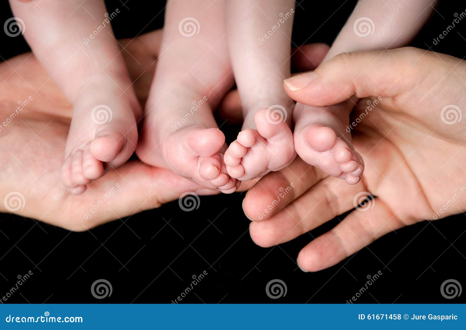 Le Bebe Jumelle Des Pieds Dans Des Mains De Parents Photo Stock Image Du Humain Pieds Le Bebe Jumelle Des Pieds Dans Des Mains De Parents Photo Stock Image Du Humain Pieds
