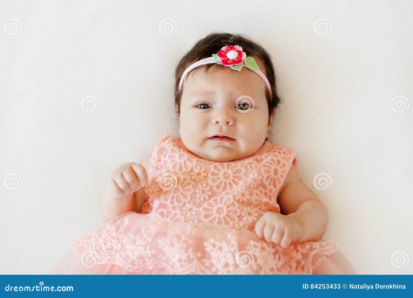 Le Bebe Mignon Avec Le Visage Triste Se Trouve Sur Une Couverture Blanche Image Stock Image Du Fille Cheveu
