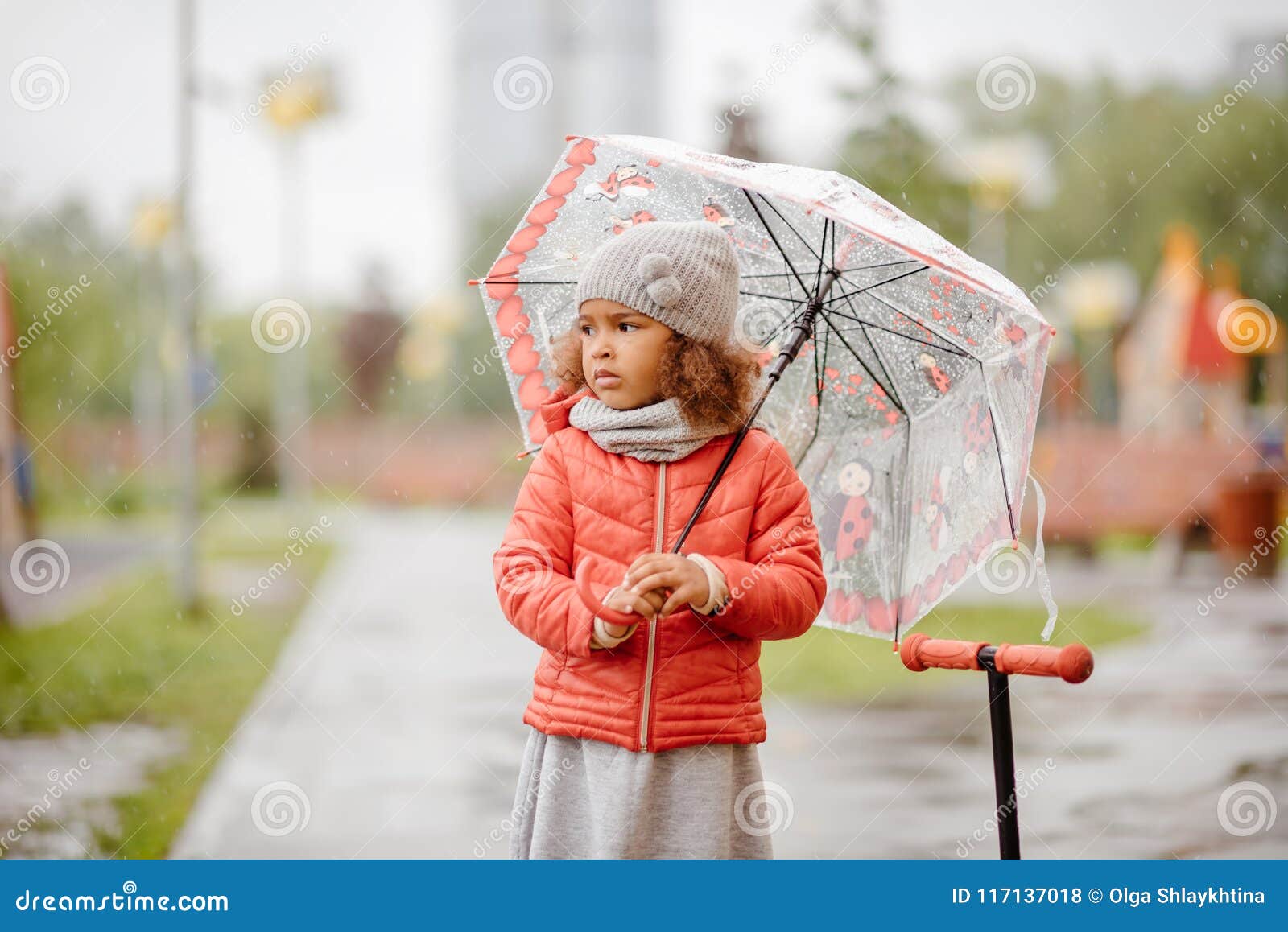 Le Bebe Mignon De Tristesse Sous La Pluie Court Par Les Magmas Photo Stock Image Du Rouge Exterieur