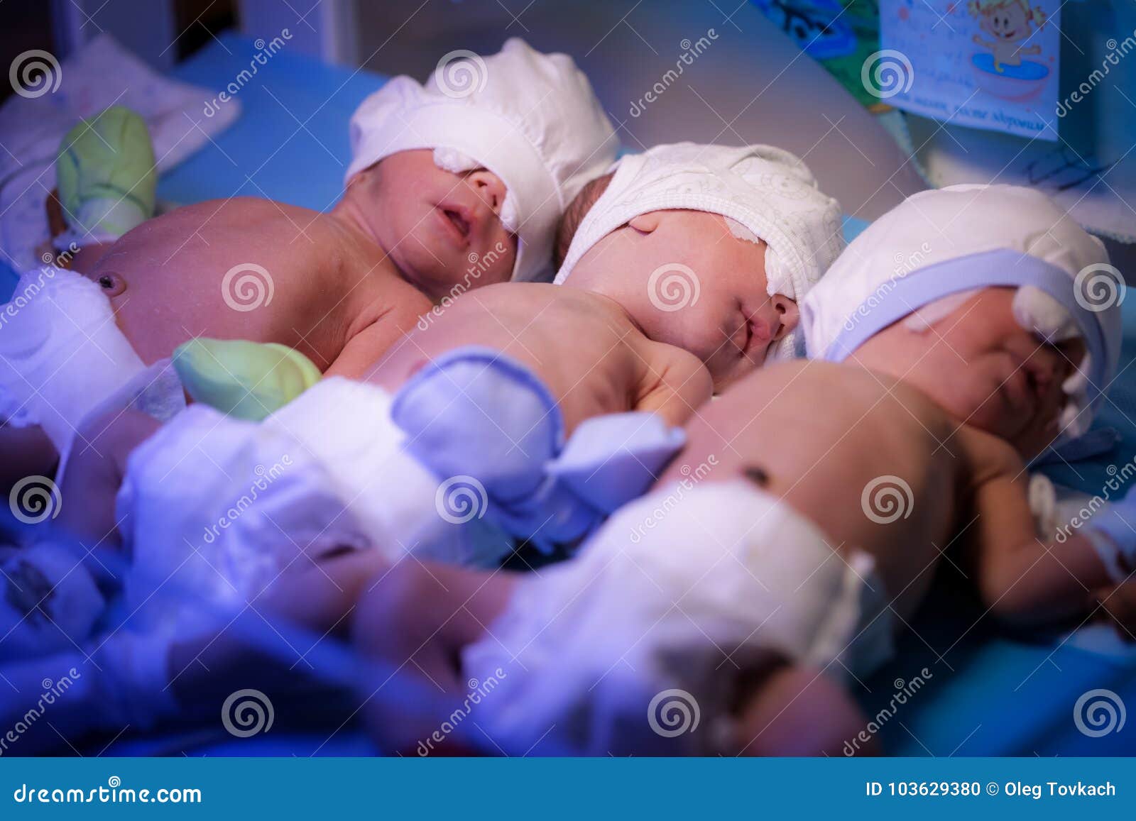 Le Bebe Nouveau Ne De Triplets Sont Sous Le Dispositif Avec Le Rayonnement Ultraviolet Photo Stock Image Du Maman Gosse Le Bebe Nouveau Ne De Triplets Sont Sous Le Dispositif Avec Le Rayonnement Ultraviolet Photo Stock Image Du Maman Gosse