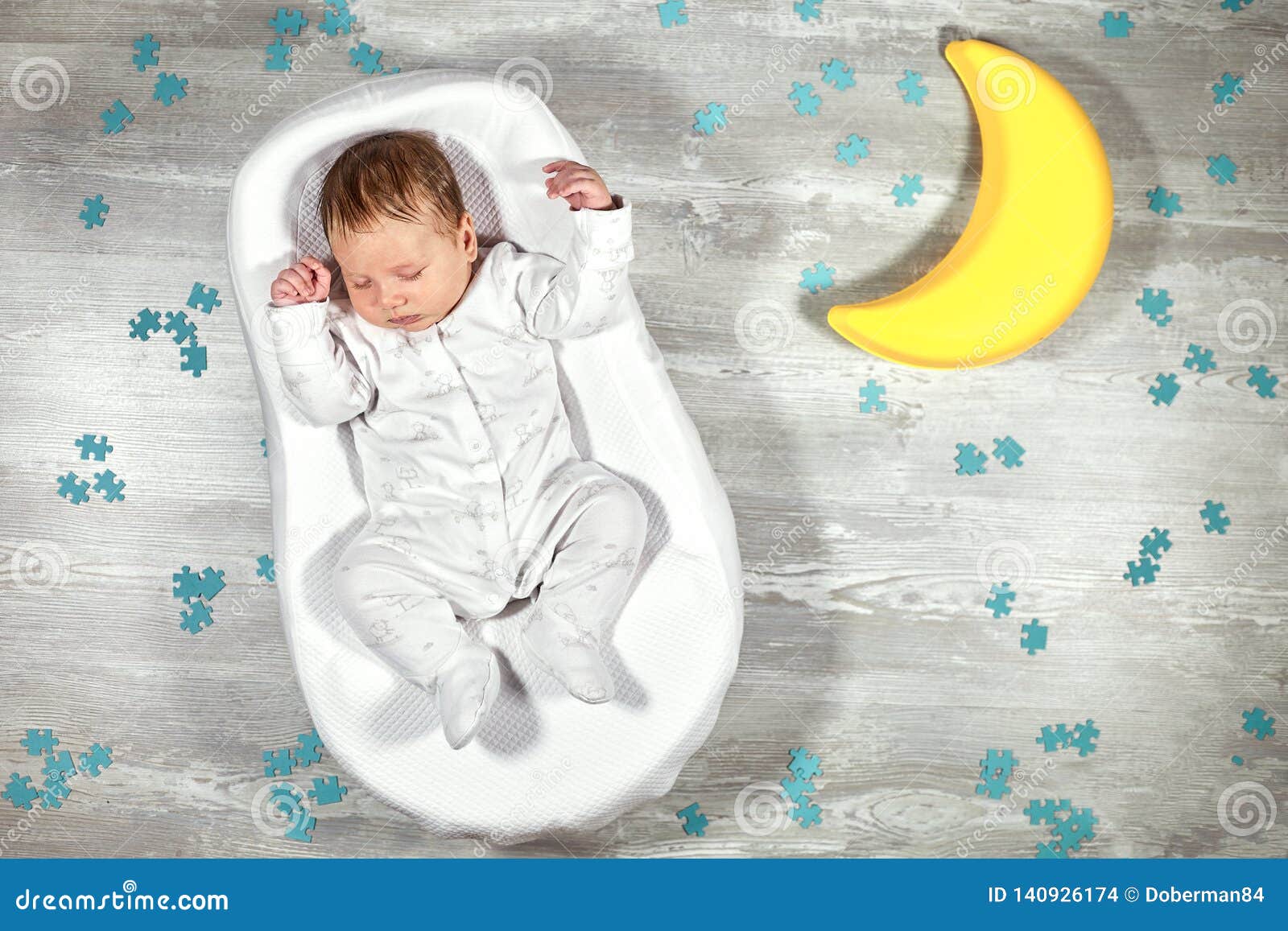 Le Bebe Nouveau Ne Dort Dans Un Cocon Orthopedique Special De Bebe De Matelas Sur Un Plancher Une Lune De Jouet Et Des Puzzles Photo Stock Image Du Dispositif Ergonomique Le Bebe Nouveau Ne Dort Dans Un Cocon Orthopedique Special De Bebe De Matelas Sur Un Plancher Une Lune De Jouet Et Des Puzzles Photo Stock Image Du Dispositif Ergonomique
