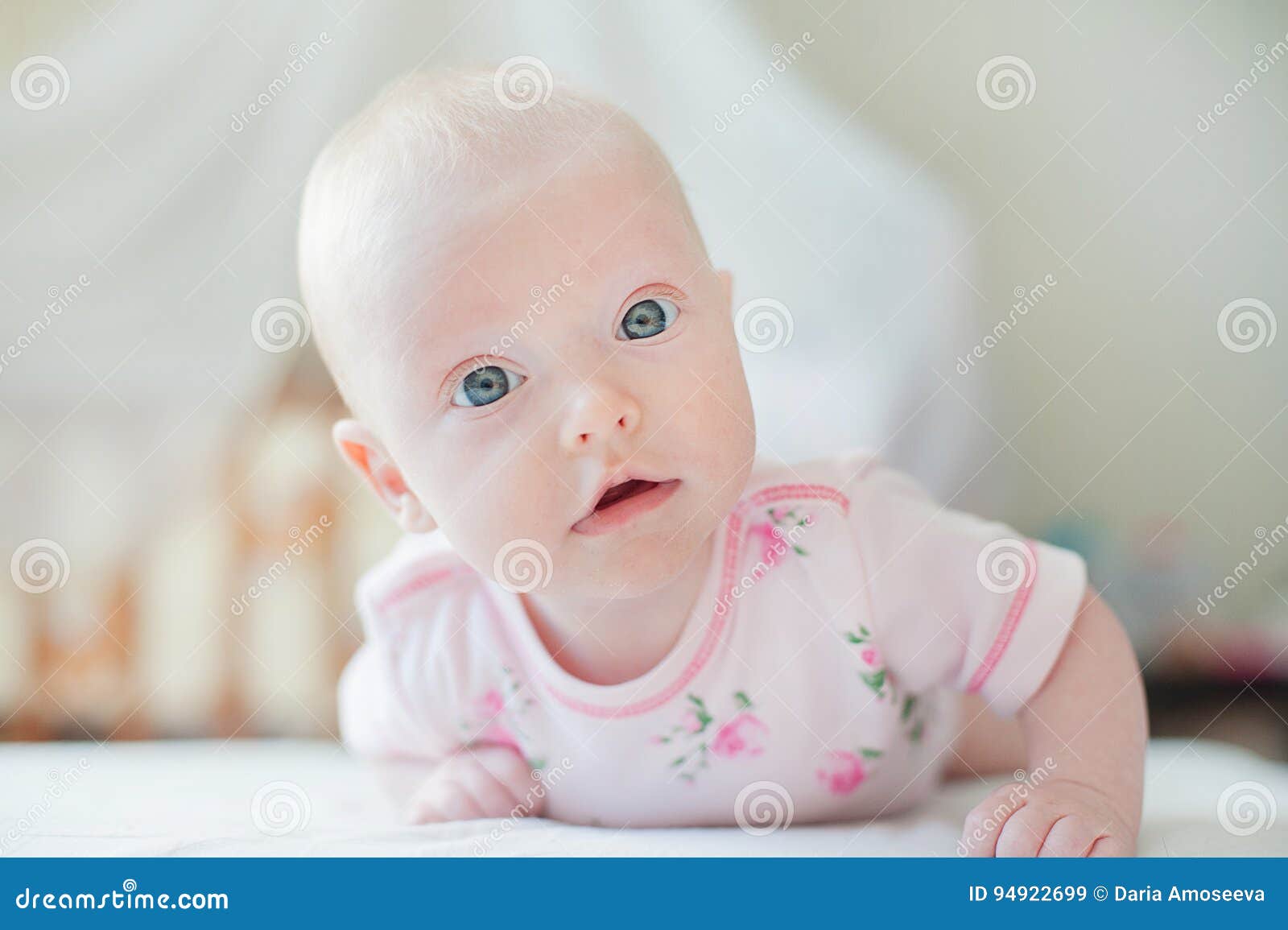 Le Bebe Rampe Sur Le Lit Blanc Image Stock Image Du Enfant Amusement Le Bebe Rampe Sur Le Lit Blanc Image Stock Image Du Enfant Amusement