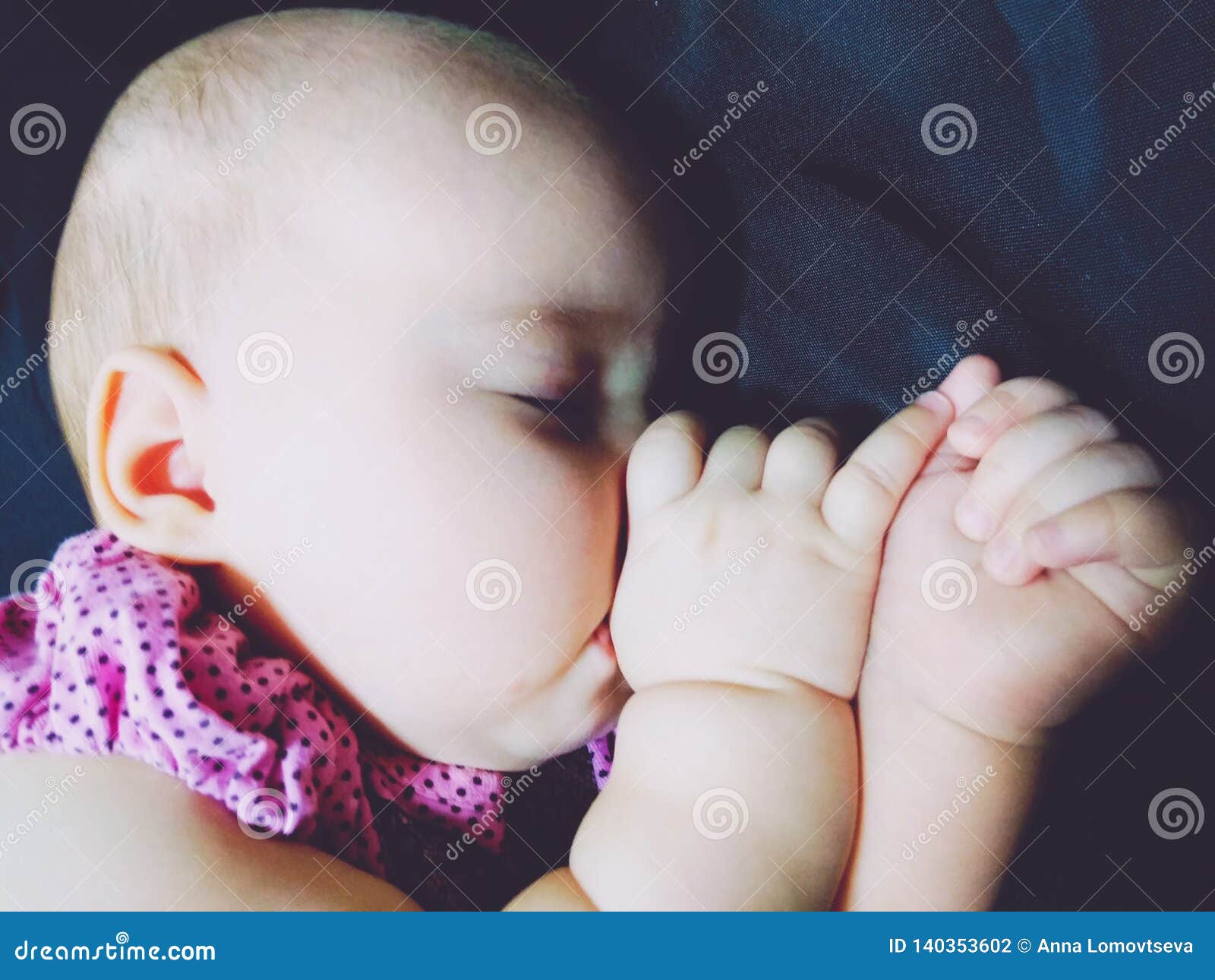 Le Bebe Suce Un Pouce Dans Un Sommeil Photo Stock Image Du Blanc Purete Le Bebe Suce Un Pouce Dans Un Sommeil Photo Stock Image Du Blanc Purete