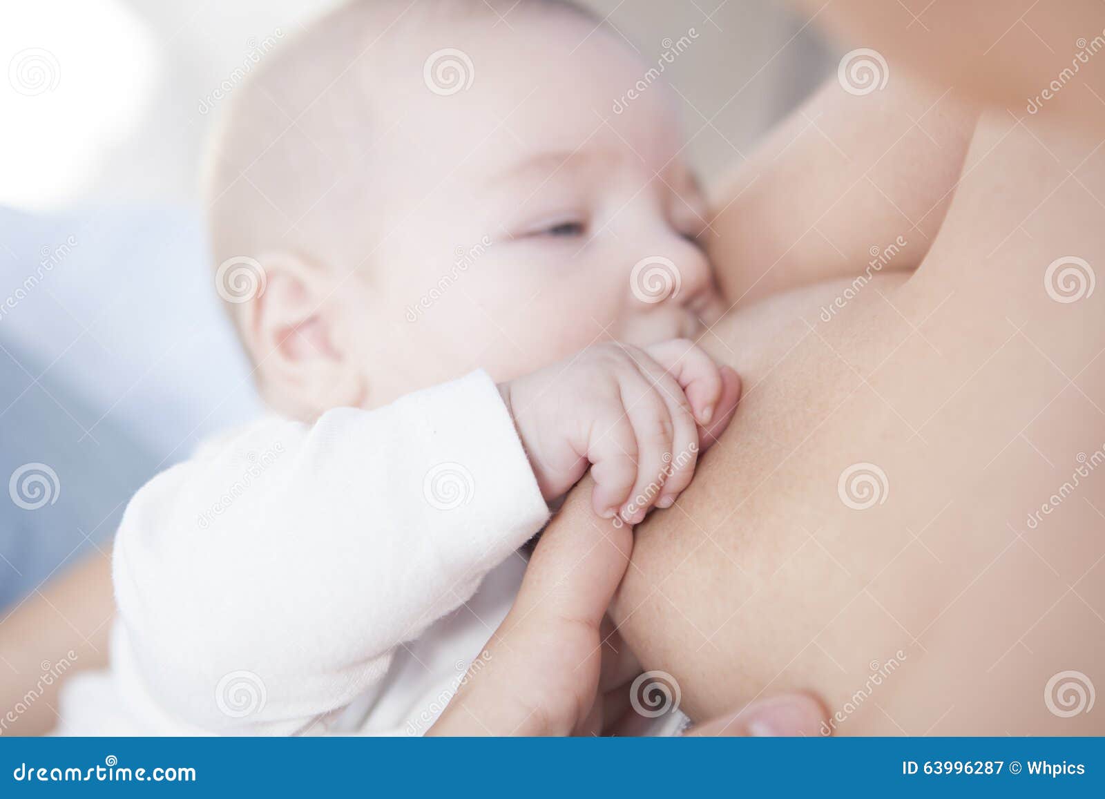 Le Bebe Tient Sa Main De Maman Tandis Qu Il Est Allaite Image Stock Image Du Sain Main