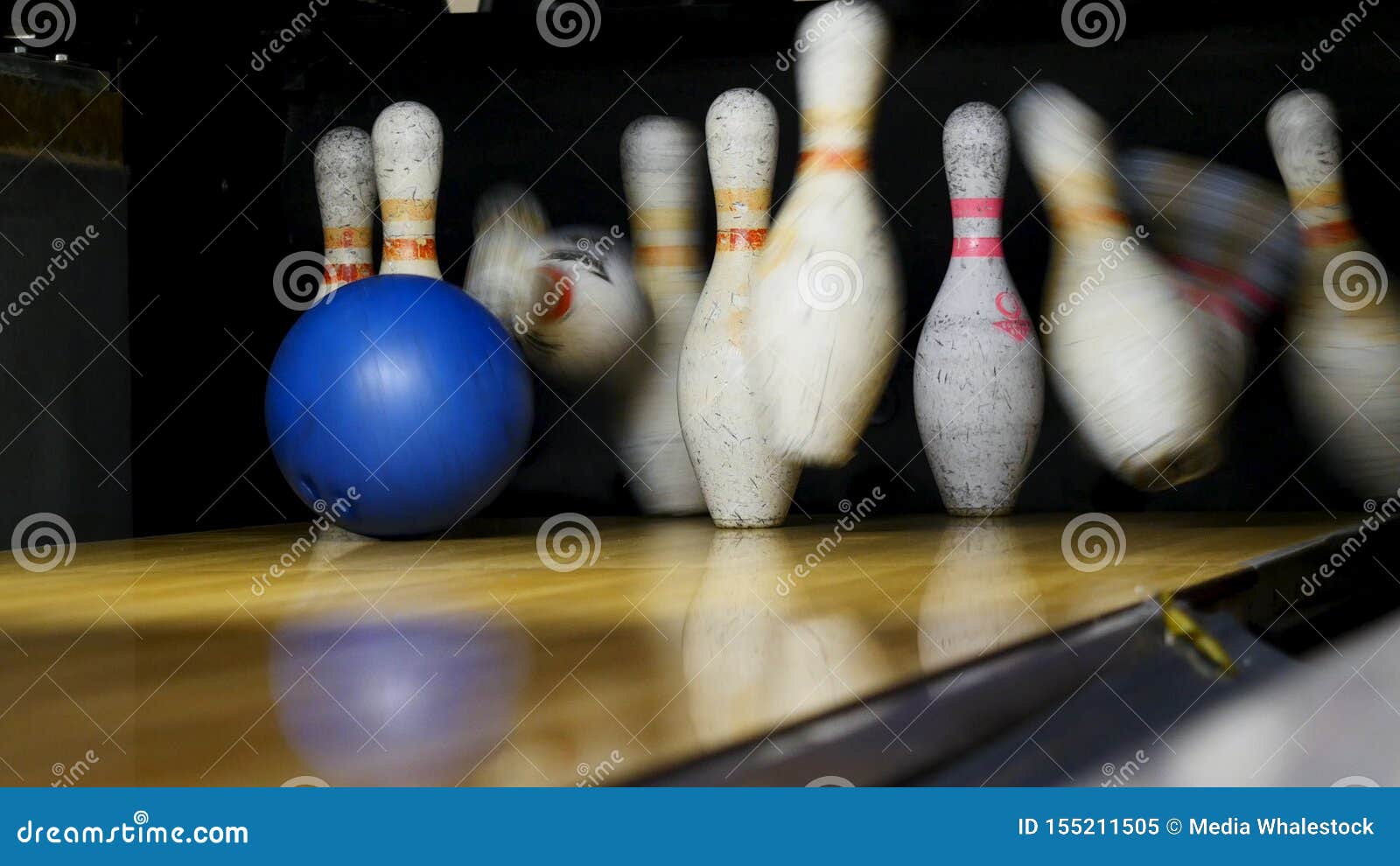 Le Ballon Rouge Frappe La Seule Traînée Sur Le Terrain De Jeu, Le Concept  D'activité Médias Fermer Pour Une Dernière épingle Blan Image stock - Image  du groupe, coloré: 155211505