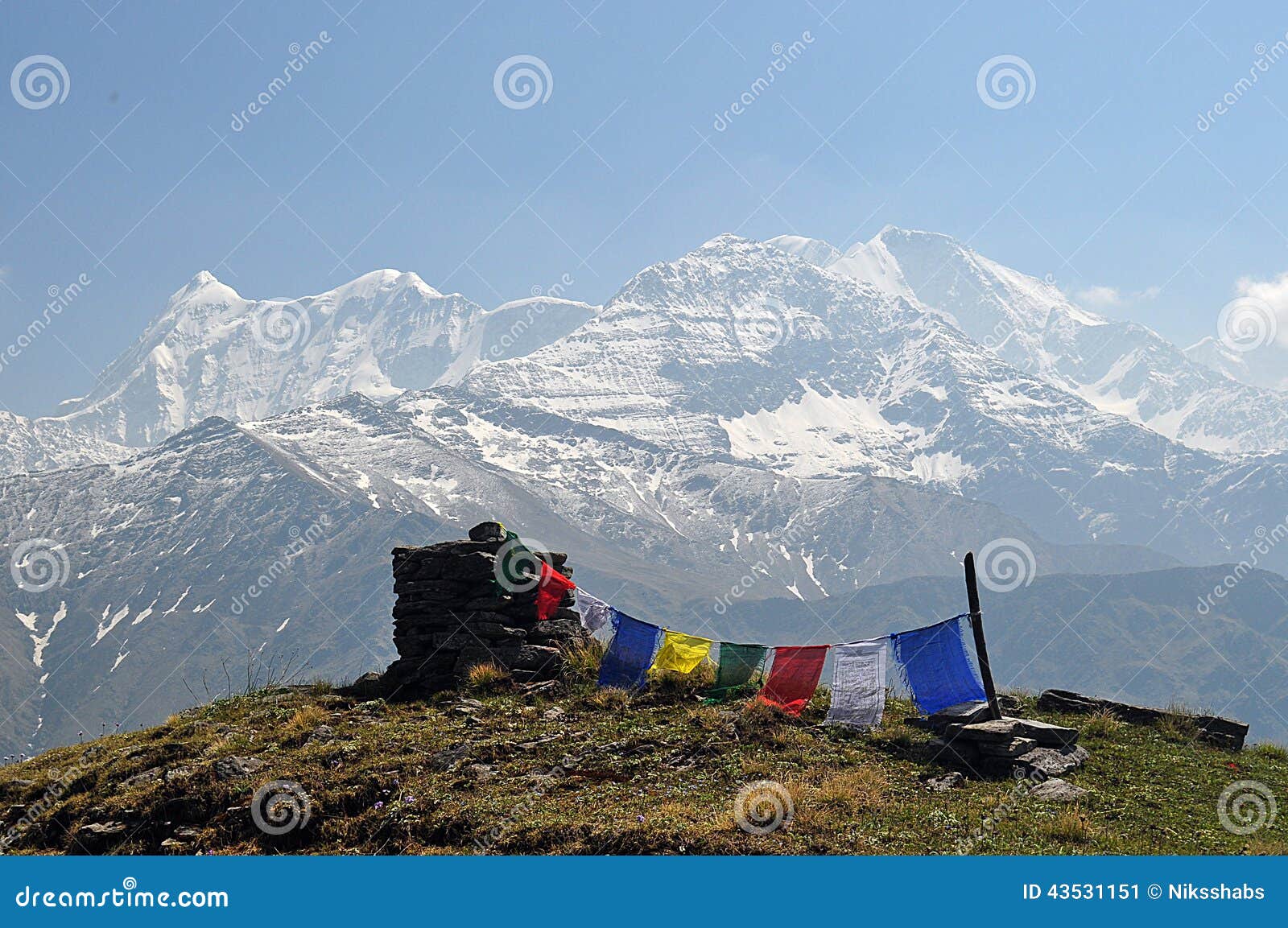 Le Bandiere Tibetane Di Preghiera Con Trishul Alzano Durante Il