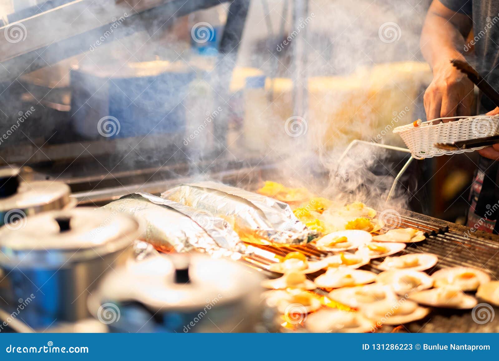 Le BBQ a grillé des festons sur le feu les fruits de mer thaïlandais ont grillé des festons avec du beurre et le fromage festons grillés se vendant au marché local de nuit de rue de la ville de Pattaya, Thaïlande