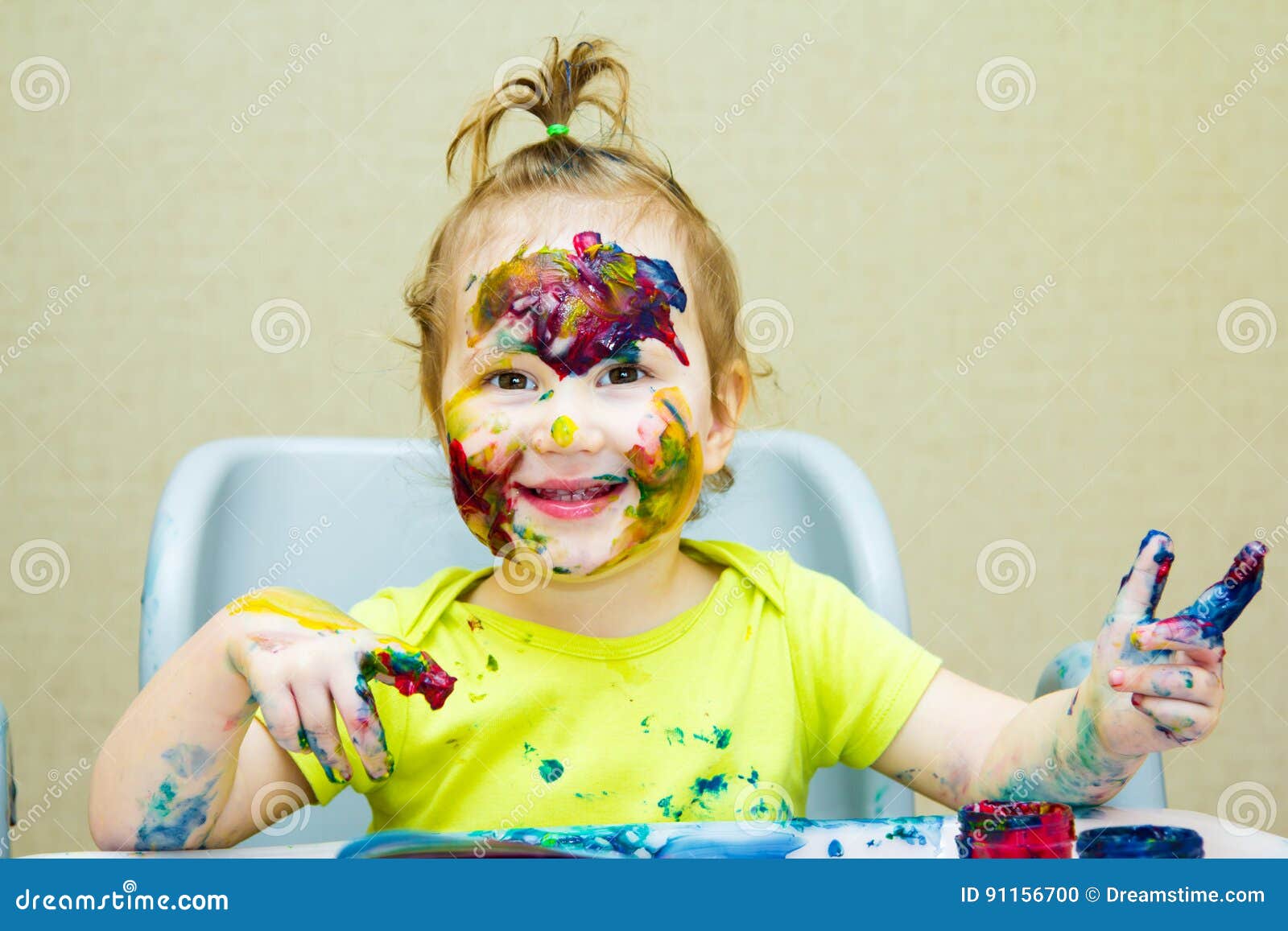 Le Beau Dessin De Petite Fille Dans L Album Le Visage Enduit Et La Peinture De Mains Observe Photo Stock Image Du Stupefier Frais Le Beau Dessin De Petite Fille Dans L Album Le Visage Enduit Et La Peinture De Mains Observe Photo Stock Image Du Stupefier Frais