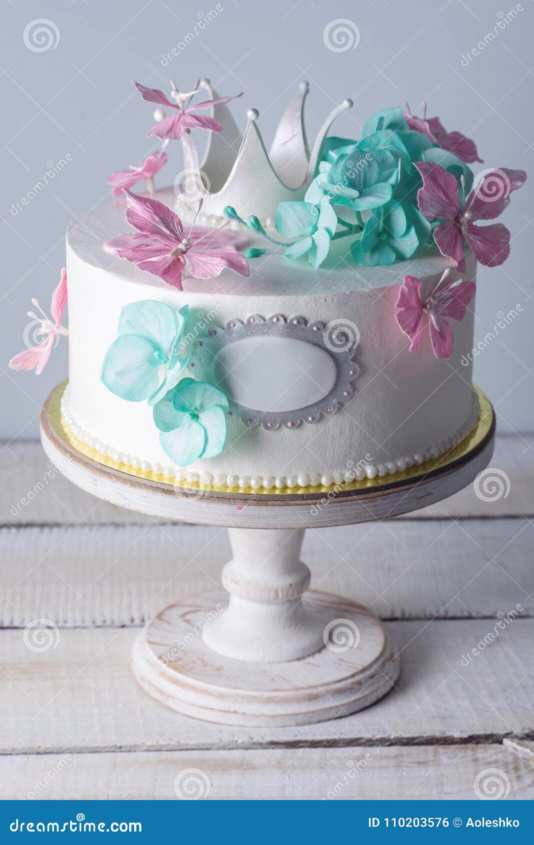 Le Beau Gateau Blanc Decore Du Rose Et Les Fleurs De Turquoise Et Une Princesse Couronnent Concept Des Desserts Pour Des Filles Photo Stock Image Du Mariez Traditionnel