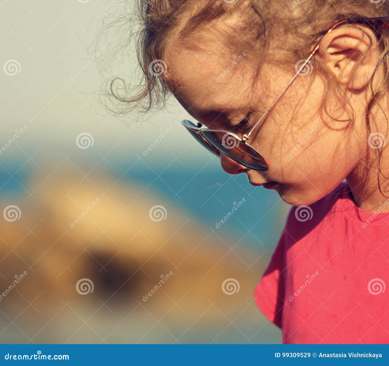 Le Beau Profil Triste De Fille D Enfant Dans Des Lunettes De