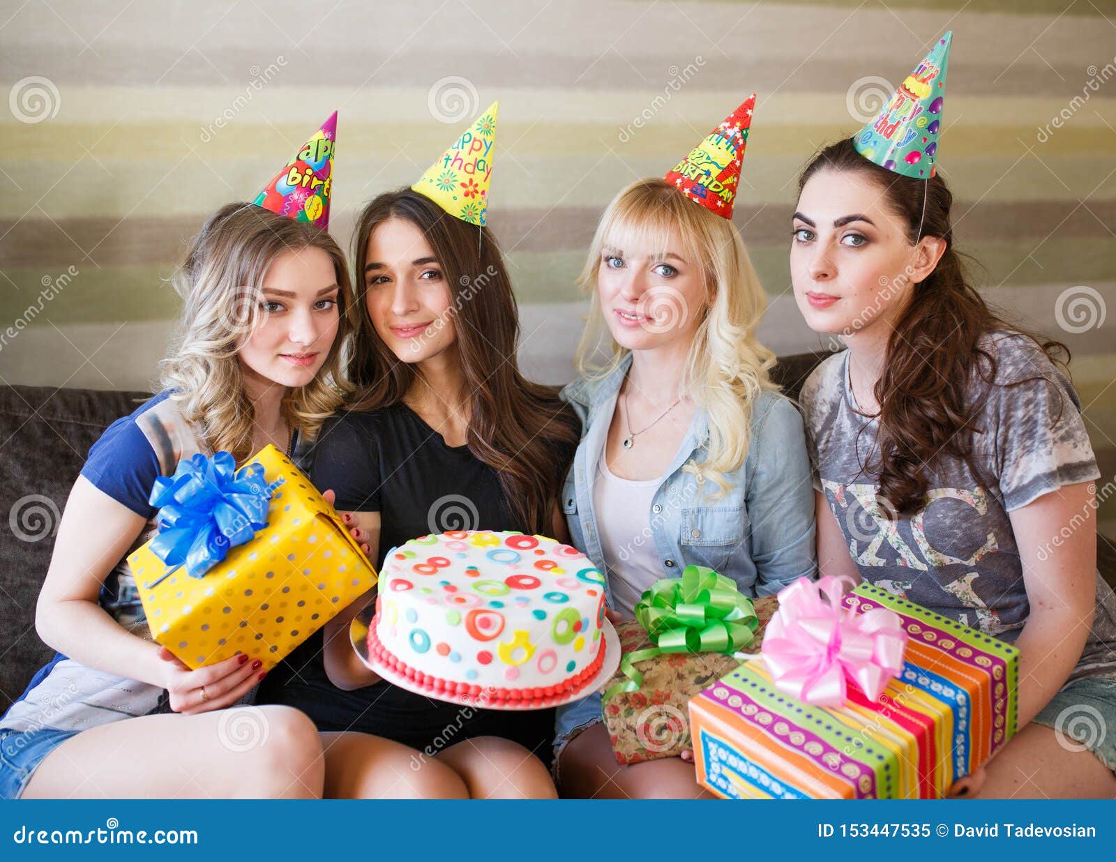 Le Belle Ragazze Danno Un Regalo Al Compleanno Della Sua Amica Immagine  Stock - Immagine di torta, celebrazione: 153447535