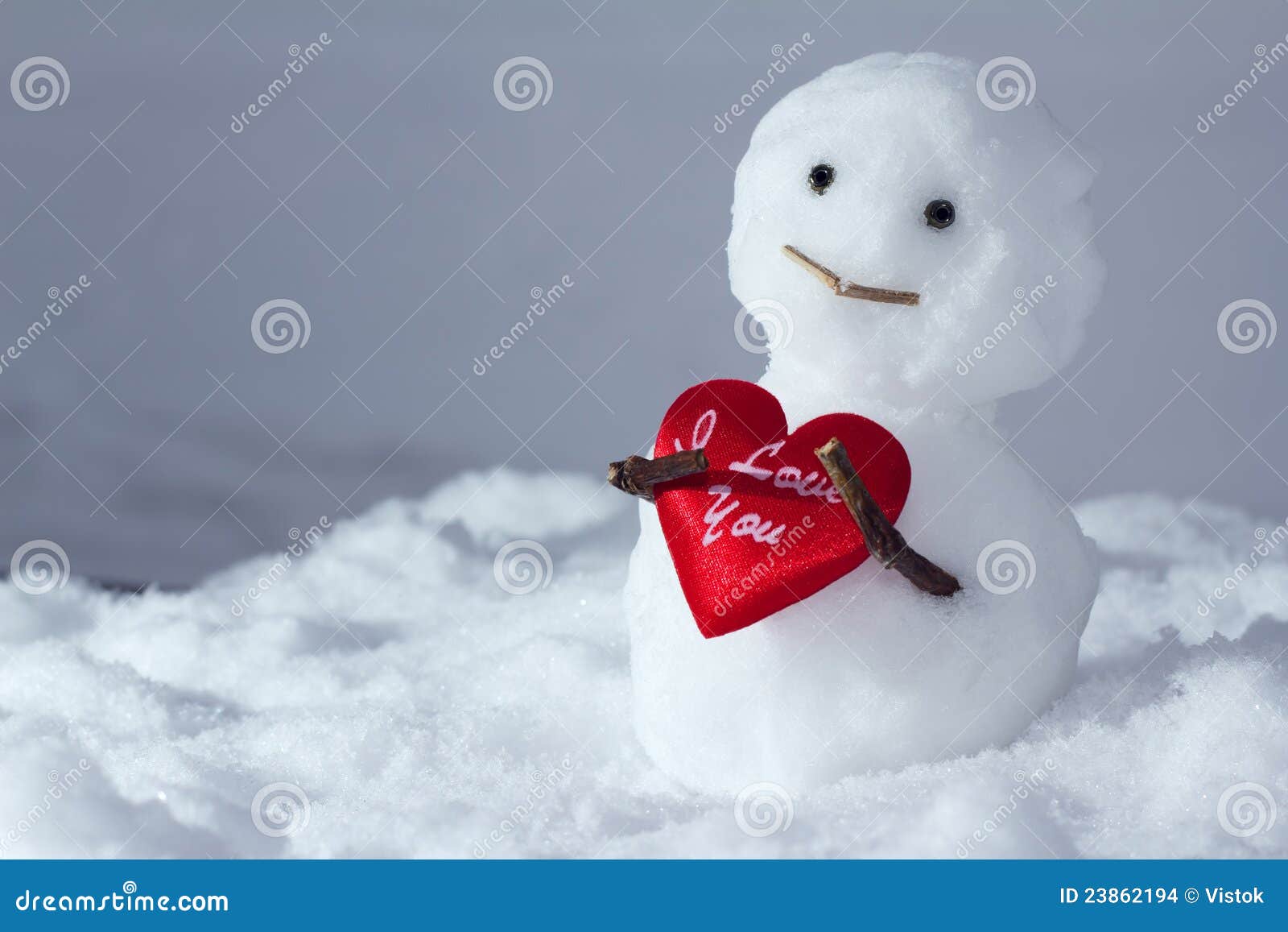 Le Bonhomme De Neige Drôle Retient Un Coeur Photo Stock