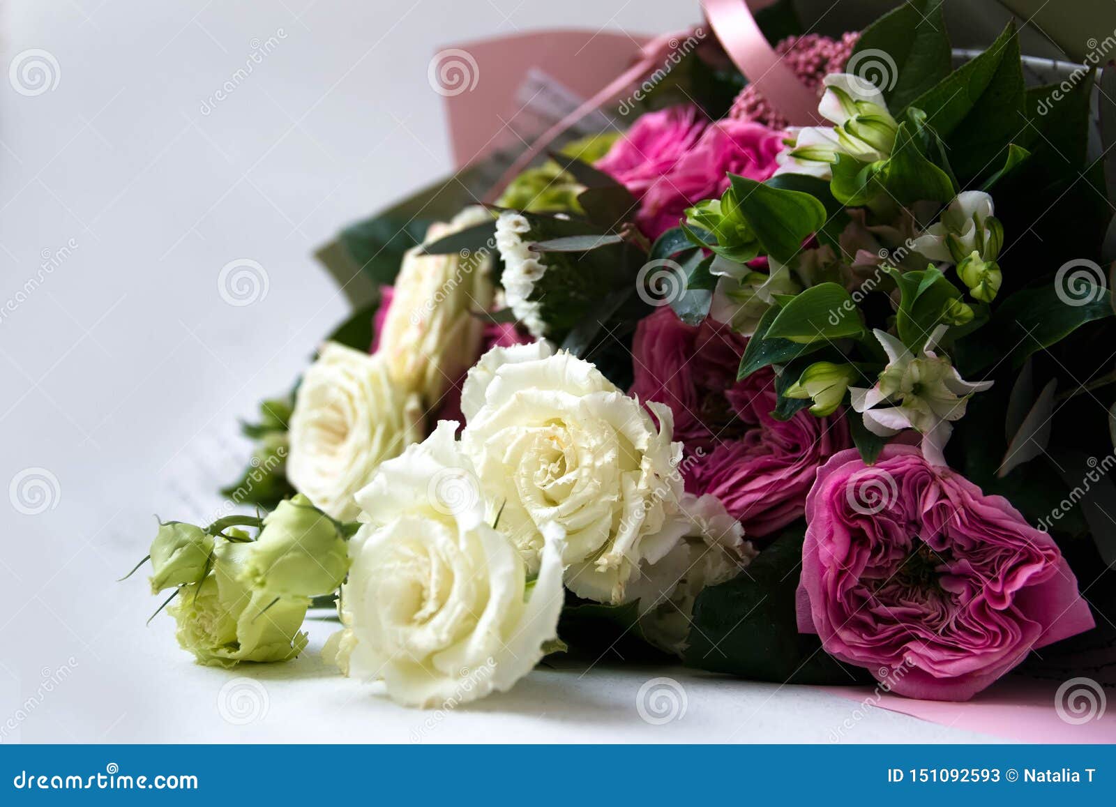 Le Bouquet D Anniversaire De Fleur Sur Un Fond Blanc S Est Leve Image Stock Image Du Fond Blanc Le Bouquet D Anniversaire De Fleur Sur Un Fond Blanc S Est Leve Image Stock Image Du Fond Blanc