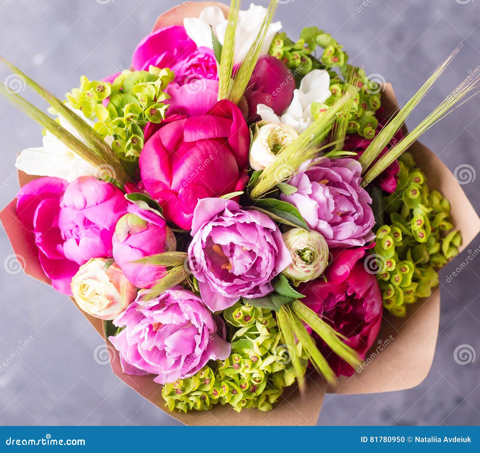 Le Bouquet Des Pivoines Roses Dans Le Blanc Wodden La Boîte La Vie Toujours  Avec Les Fleurs Colorées Pivoines Fraîches Place Pour Photo stock - Image  du fleur, doux: 81780950