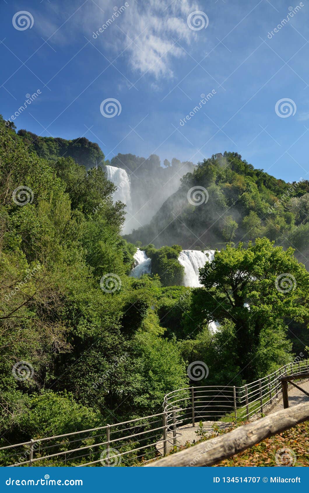 Le Cadute Di Marmore E Una Cascata Artificiale Creata Dai Romani Antichi Situati Vicino A Terni Italia Immagine Stock Immagine Di Incantato Idroelettrico