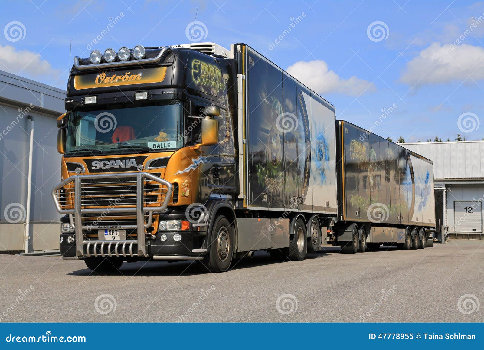 Le Camion De Remorque Accessoirisé De Scania V8 Transporte Les