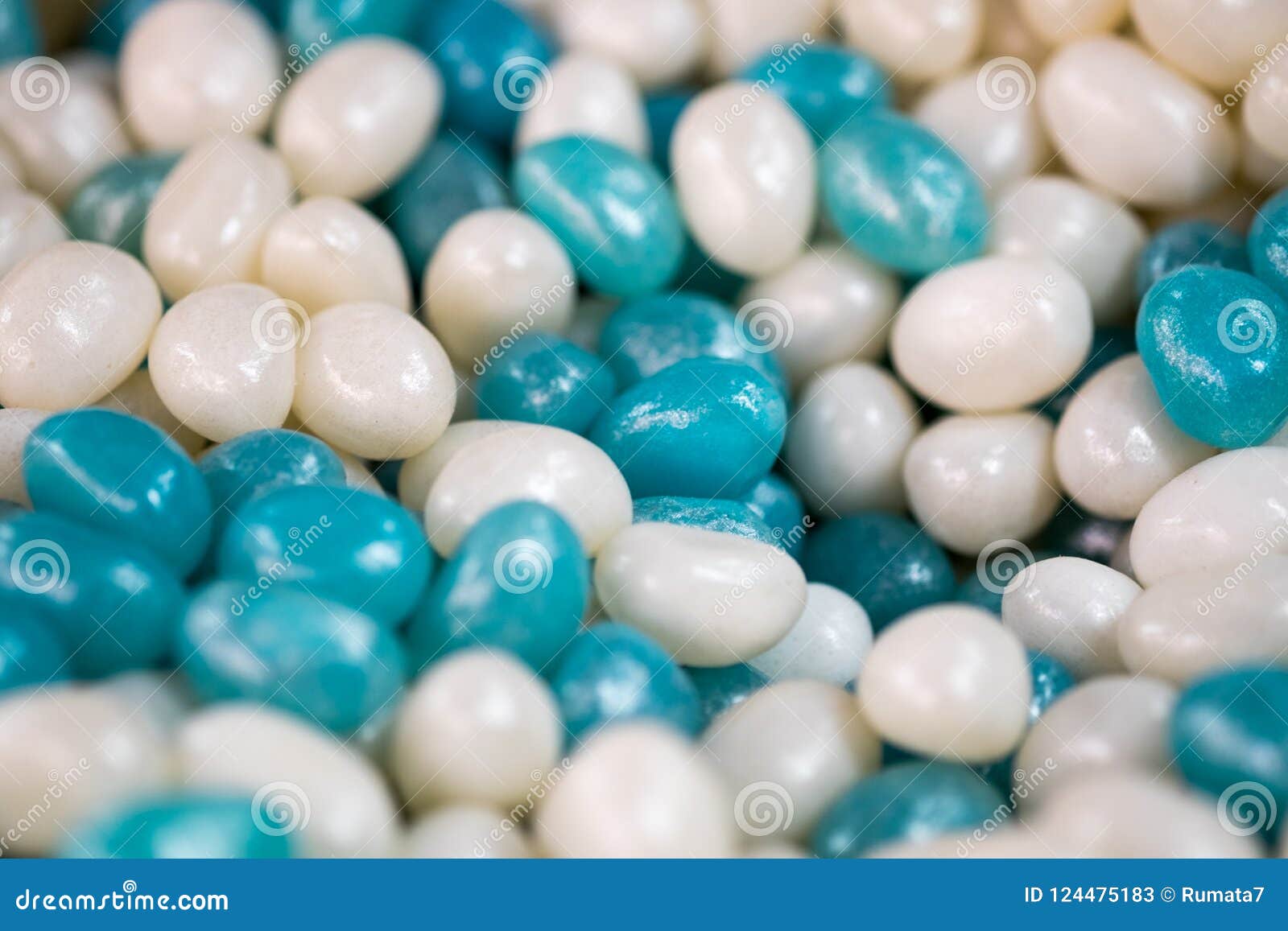 Le Caramelle Blu E Bianche Assortite Hanno Venduto Al Mercato Locale  Immagine Stock - Immagine di colorato, squisito: 124475183