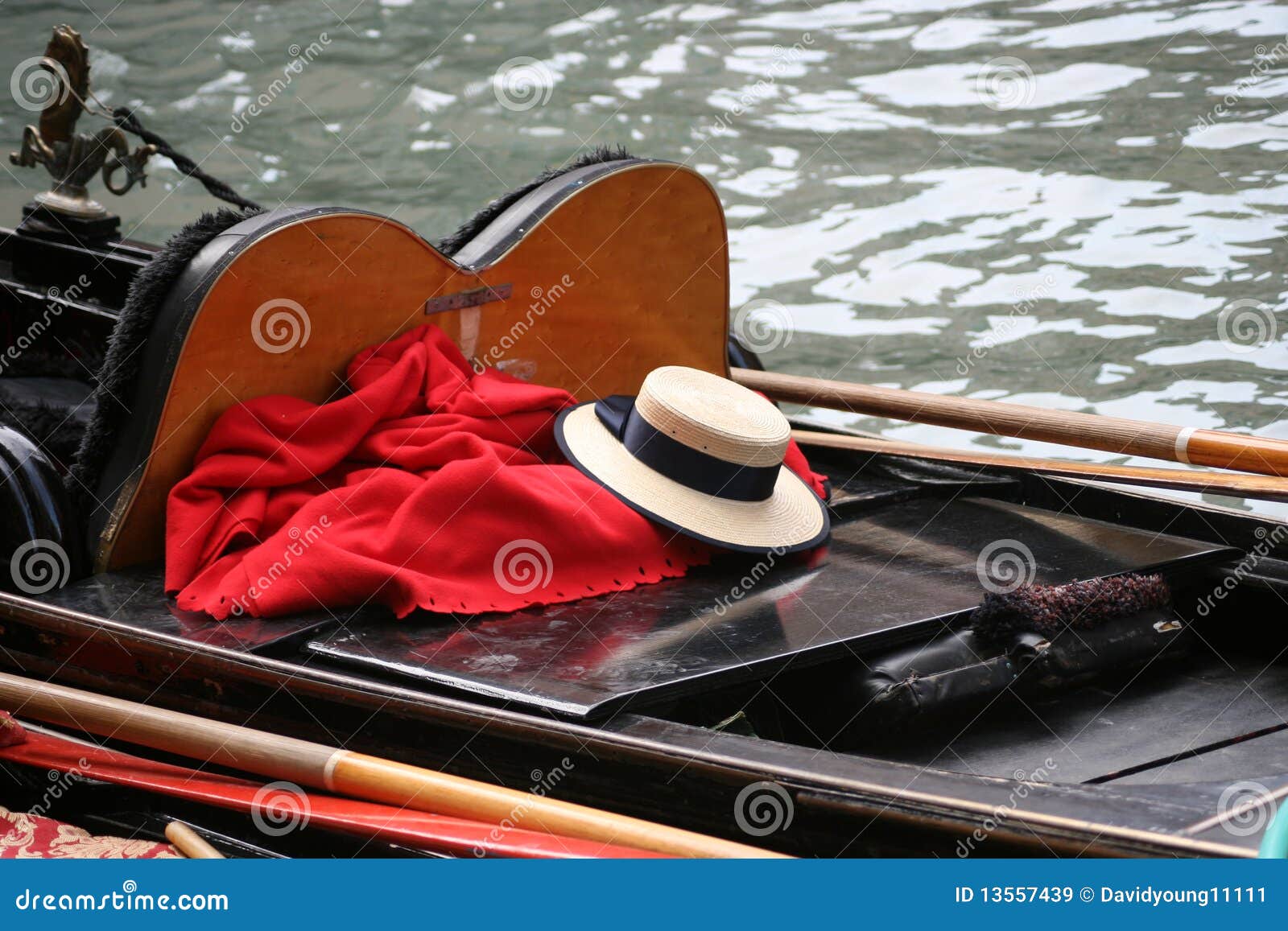 Le chapeau de paille du gondolier sur la gondole, Venise - il a laissé son chapeau sur le bateau noir lisse pendant qu'il pendille sur le canal, sur Rio solides solubles Apostoli