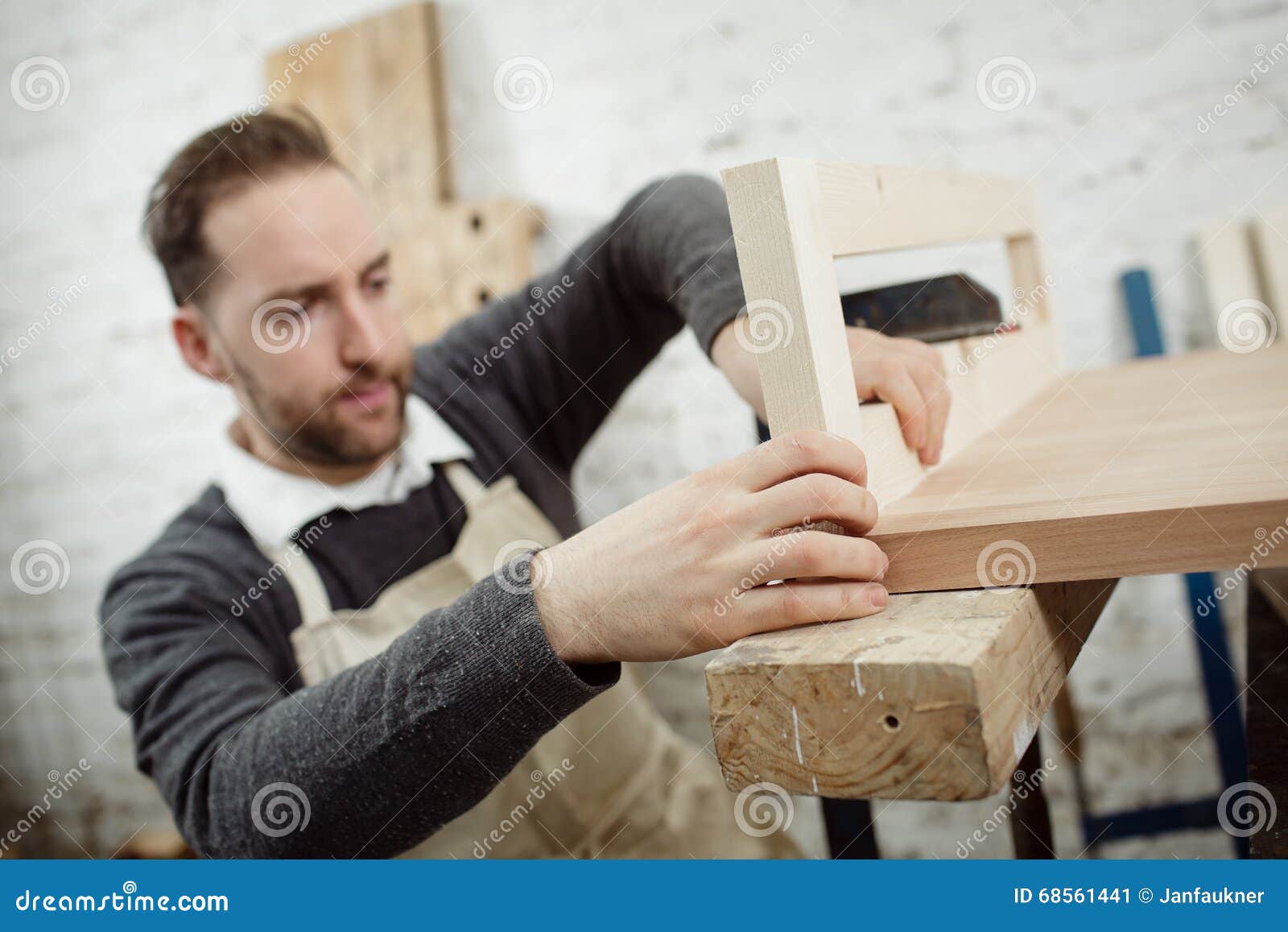 Vieux Chevalet De Sciage En Bois Image stock - Image du empilé