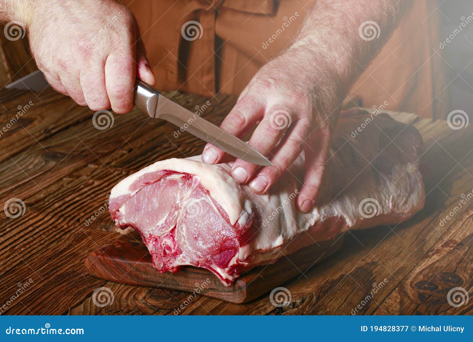 Table De Dîner Rustique Avec Couteau De Chasse à La Viande