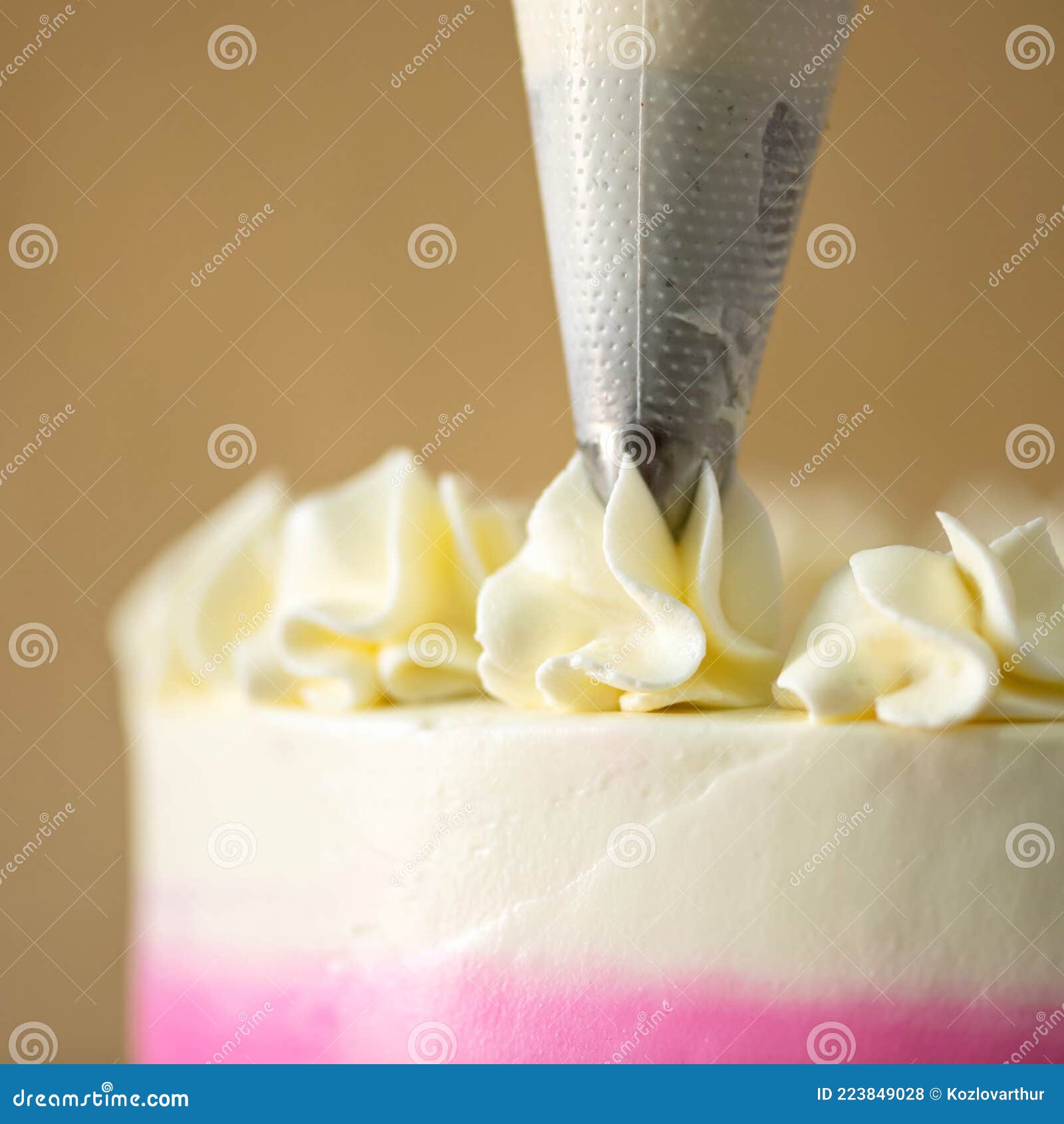 Le Chef Décore Le Gâteau à La Crème à L'aide D'une Seringue De Pâtisserie.  Photo De Closeup. Focus Souple. Espace De Copie Photo stock - Image du  décorez, cuisine: 223849028