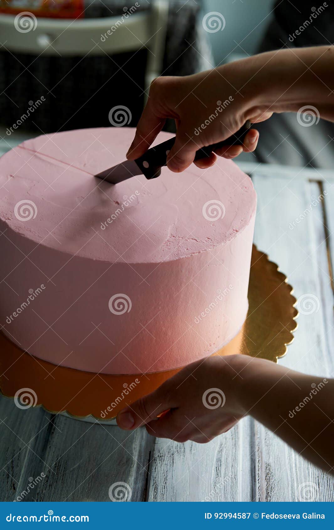 Le Chef De Pâtisserie a Coupé Le Gâteau Avec Un Long Couteau Soin De Mains  Coupez Un Gâteau Rose Dans Un Style Minimaliste Sans O Image stock - Image  du beau, assez