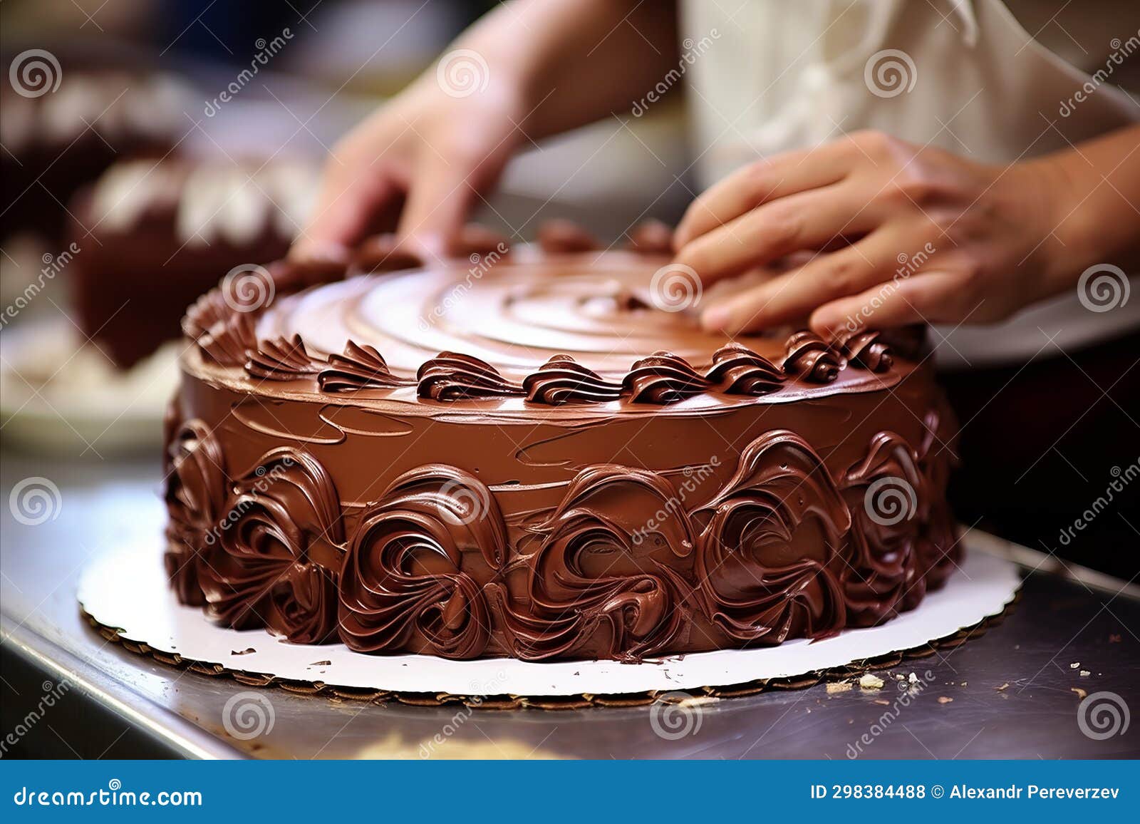 Le Chef Pâtissier Prépare Habilement Un Gâteau Au Chocolat Pour La