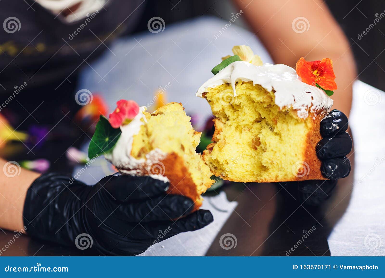Le Chef Patissier Rompt Le Gateau De Paques Et Montre Son Milieu Image Stock Image Du Fusion Exposition Le Chef Patissier Rompt Le Gateau De Paques Et Montre Son Milieu Image Stock Image Du Fusion Exposition