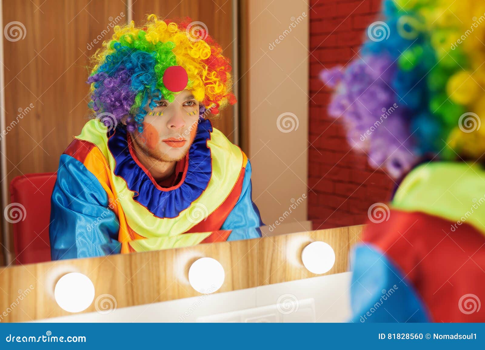 Le Clown De Cirque Regarde Dans Un Miroir Dans La Chambre De