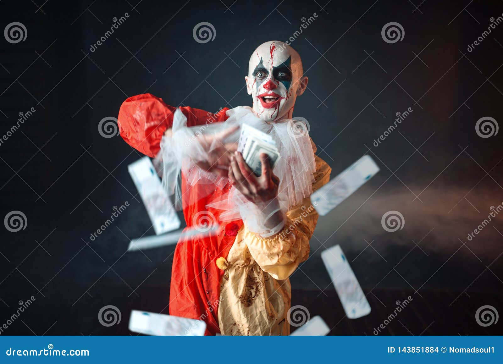 Clown Sanglant Fou Avec Maquillage En Costume De Carnaval Tient