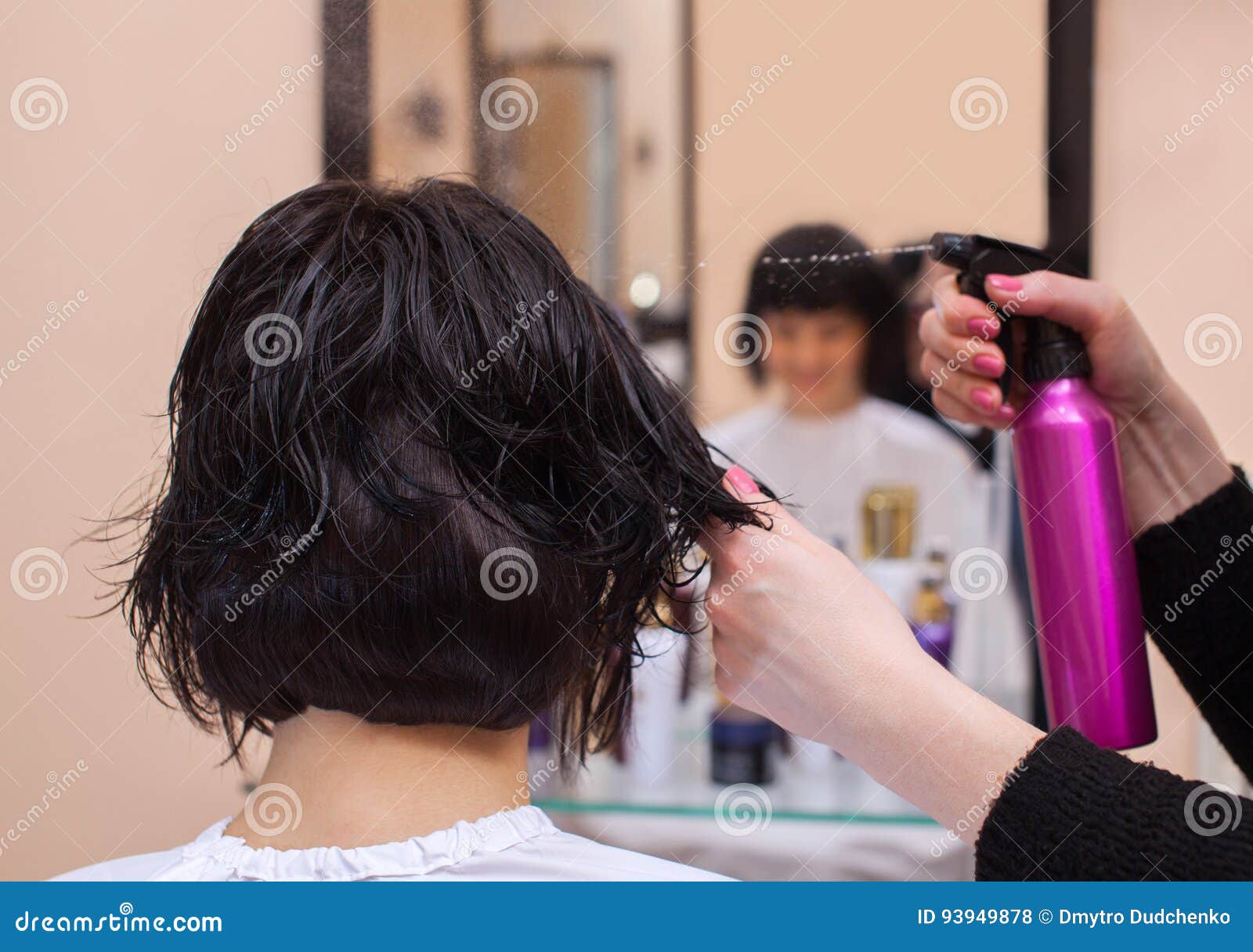 Le Coiffeur Avant De Sécher Ses Cheveux Arrose Un Pulvérisateur Sur Les  Cheveux Du ` S De Brune Photo stock - Image du gens, coiffeur: 93949878