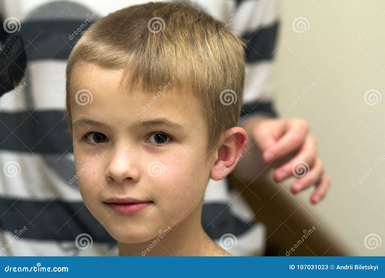 Le Coiffeur Coupe Des Cheveux D'un Garçon D'enfant Dans Le Salon