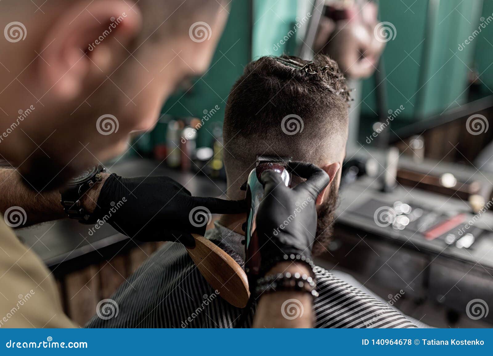 Travaux De Bijoux. Coiffeur Dans Les Gants Noirs Rasant Le Jeune Homme  Charmant Avec Le Rasoir Droit Dangereux. Salon De Coiffure Image stock -  Image du balai, toilettage: 183379951