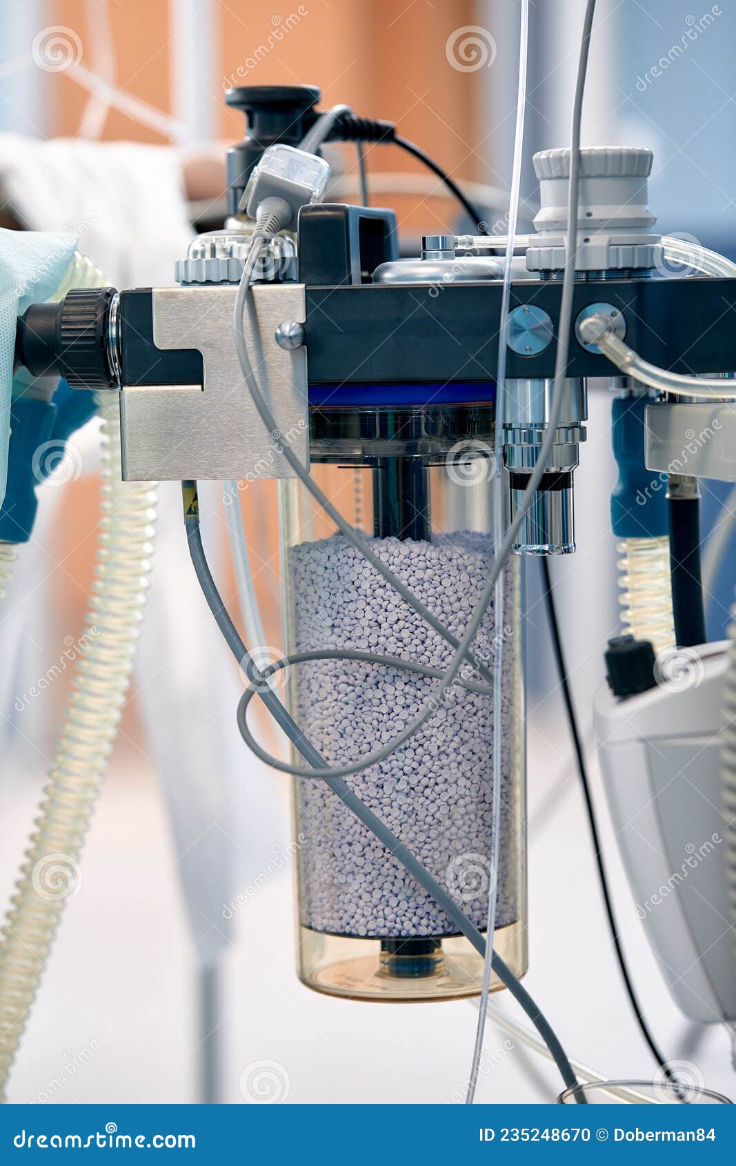 Le Concentrateur D'oxygène Médical Est Prêt à être Utilisé Devant La Salle  D'urgence De L'hôpital. Appareil Médical Individuel Photo stock - Image du  pneumonie, matériel: 235248670