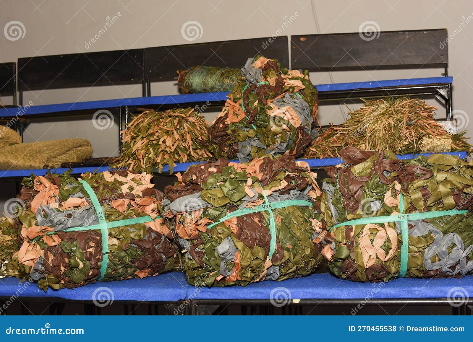 Le Concept D'équipement De Protection Militaire Et De Couverture De  Camouflage Avec L'imitation De L'herbe. Guerre En Ukraine. Tra Photo stock  - Image du kaki, defense: 270455538