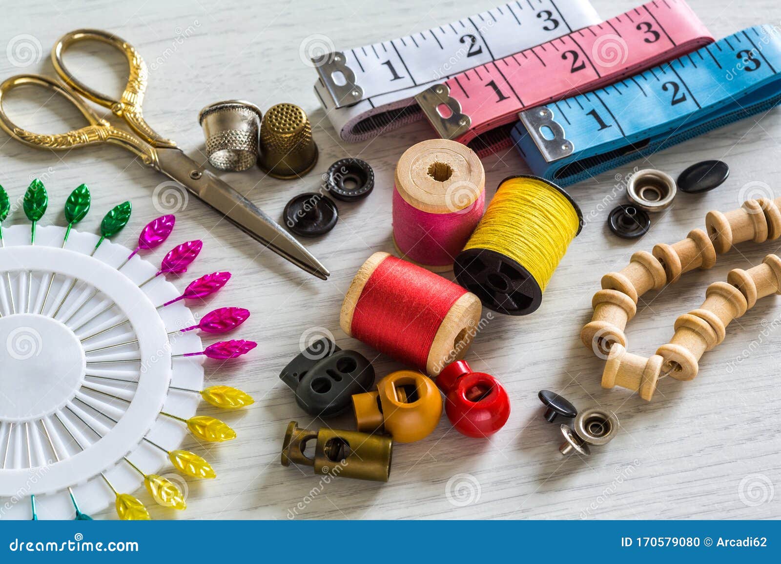 https://thumbs.dreamstime.com/z/le-concept-d-accessoires-de-couture-la-des-outils-et-pour-coudre-les-fils-color%C3%A9s-love-aiguilles-broche-boutons-ciseaux-compteur-170579080.jpg