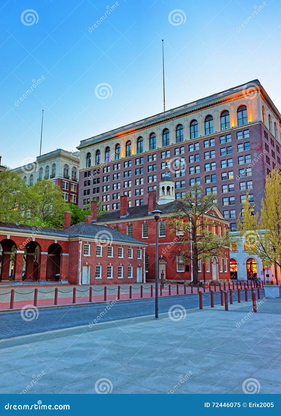 Le congrès Hall à Philadelphie le soir. Le congrès Hall à Philadelphie, Pennsylvanie, Etats-Unis, le soir C'est l'endroit où la constitution des USA et la déclaration d'indépendance des USA ont été adoptées