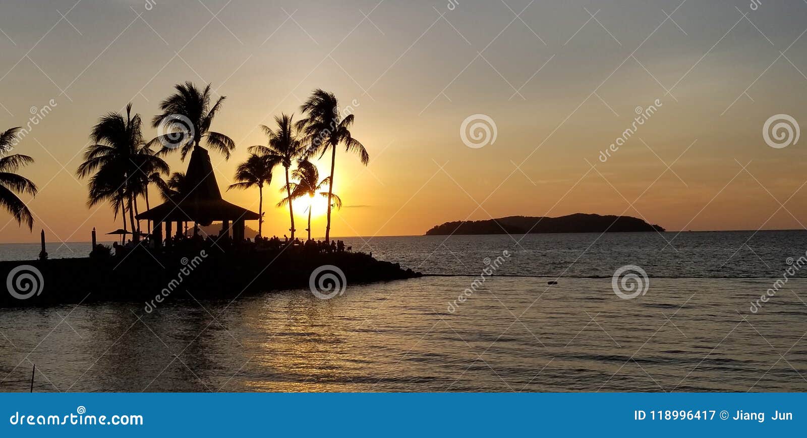 Le Coucher Du Soleil Chaud La Foule Romantique De Bord De