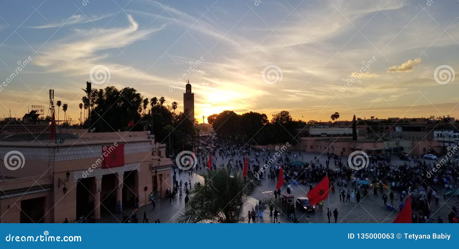 Le Coucher Du Soleil Par La Mosquée Marrakech Maroc De