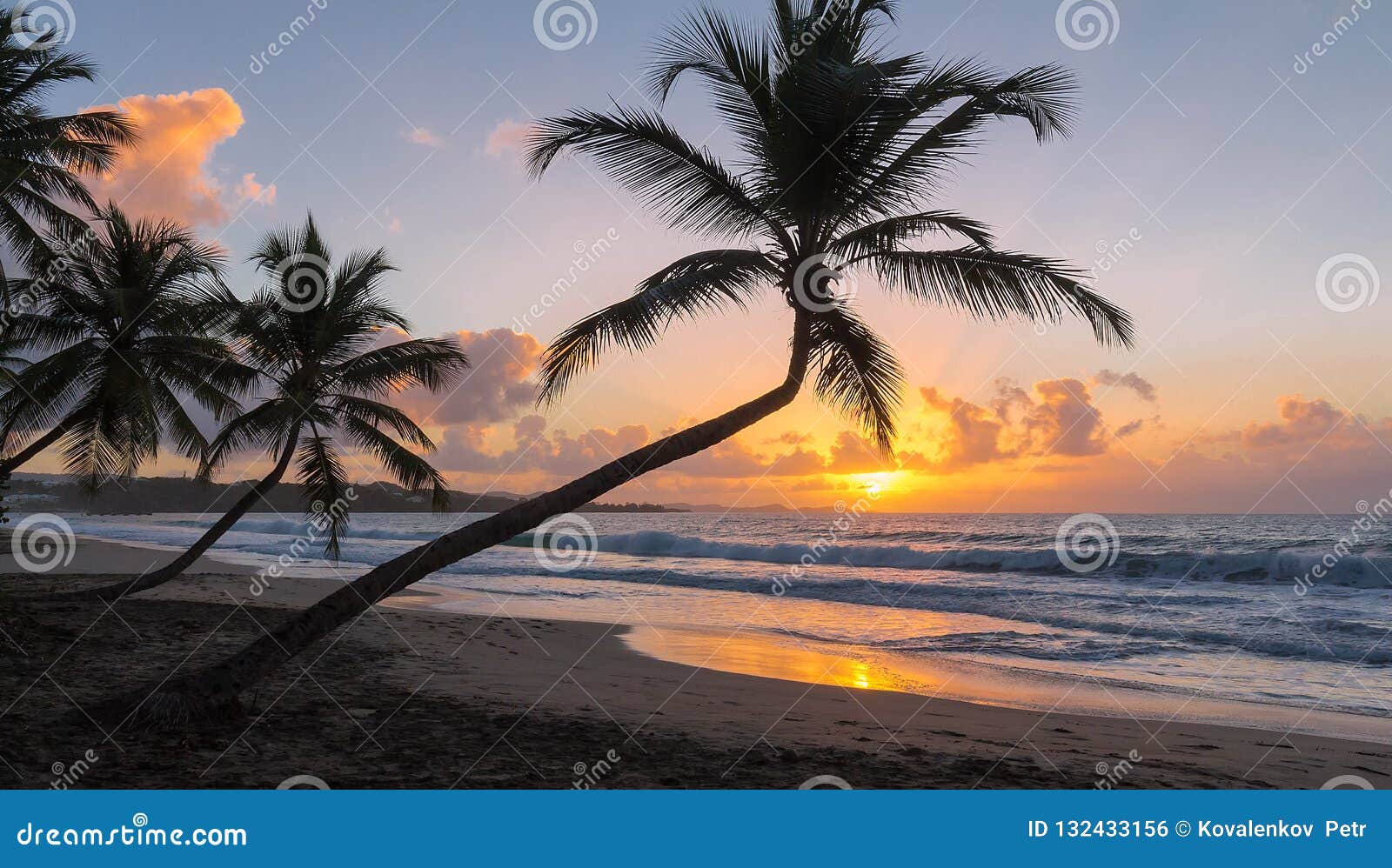 Le Coucher Du Soleil Sur Lîle De La Martinique Antilles