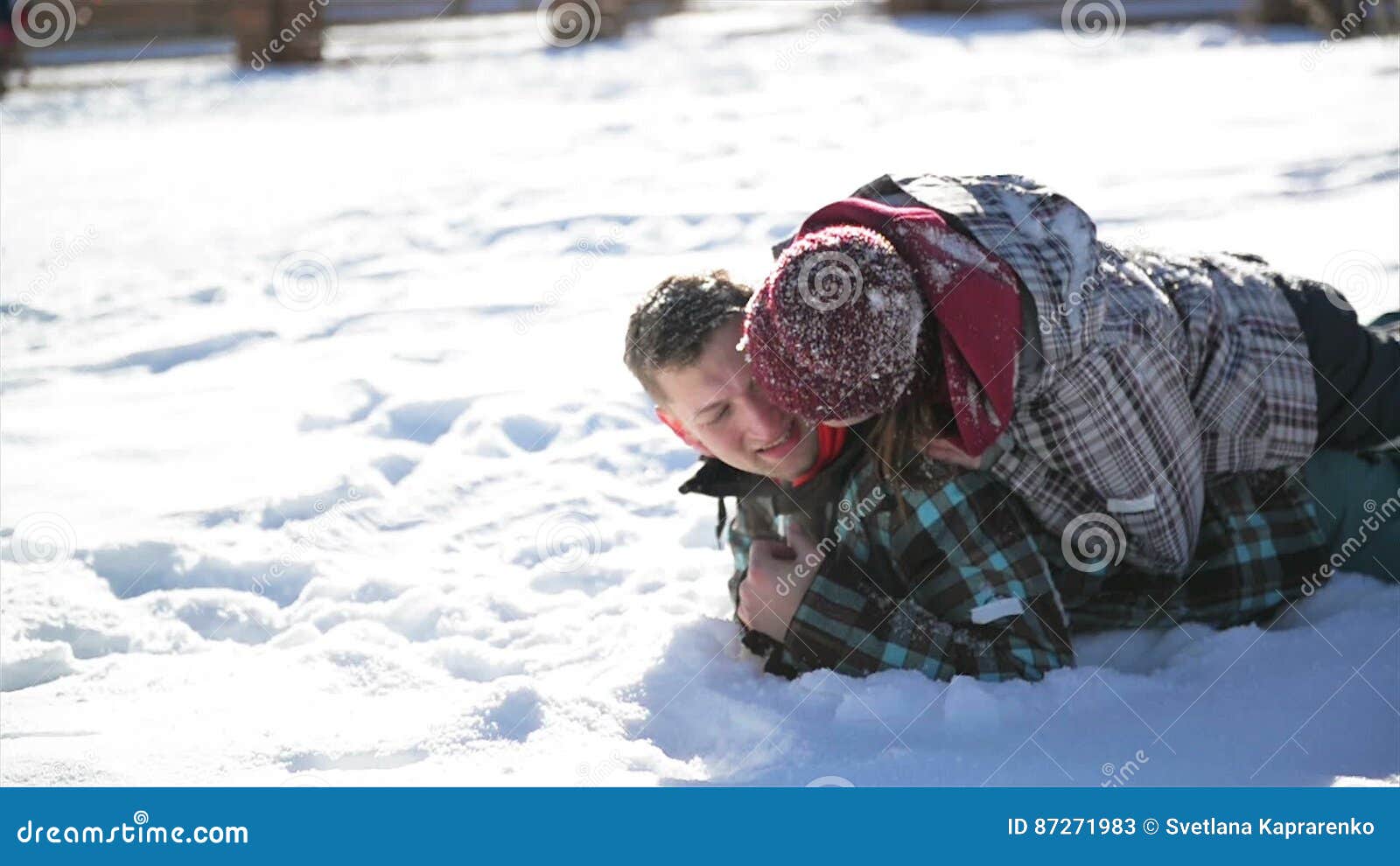 Un couple français fait l'amour dans la neige à la montagne