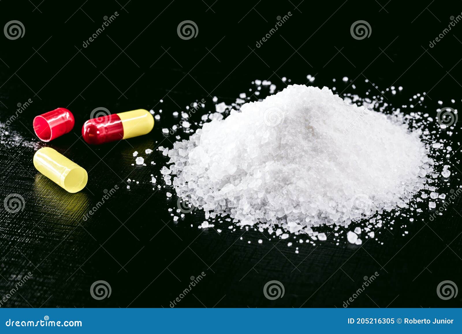 Le Cyanure De Potassium De Cristaux De La Gélule Et De Moulage Ou