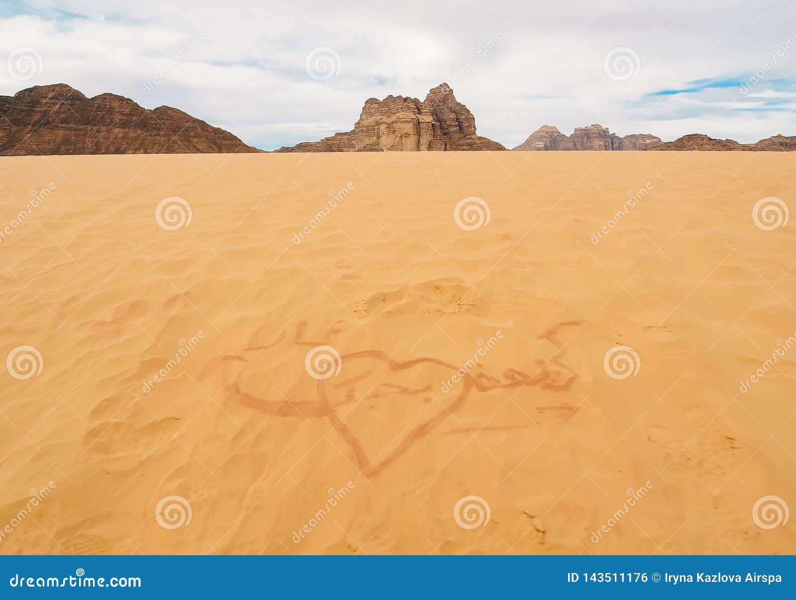 Le Dessin Dans Le Sable Dans Le Desert Coeur Casse Photo Stock Image Du Course Wide Le Dessin Dans Le Sable Dans Le Desert Coeur Casse Photo Stock Image Du Course Wide