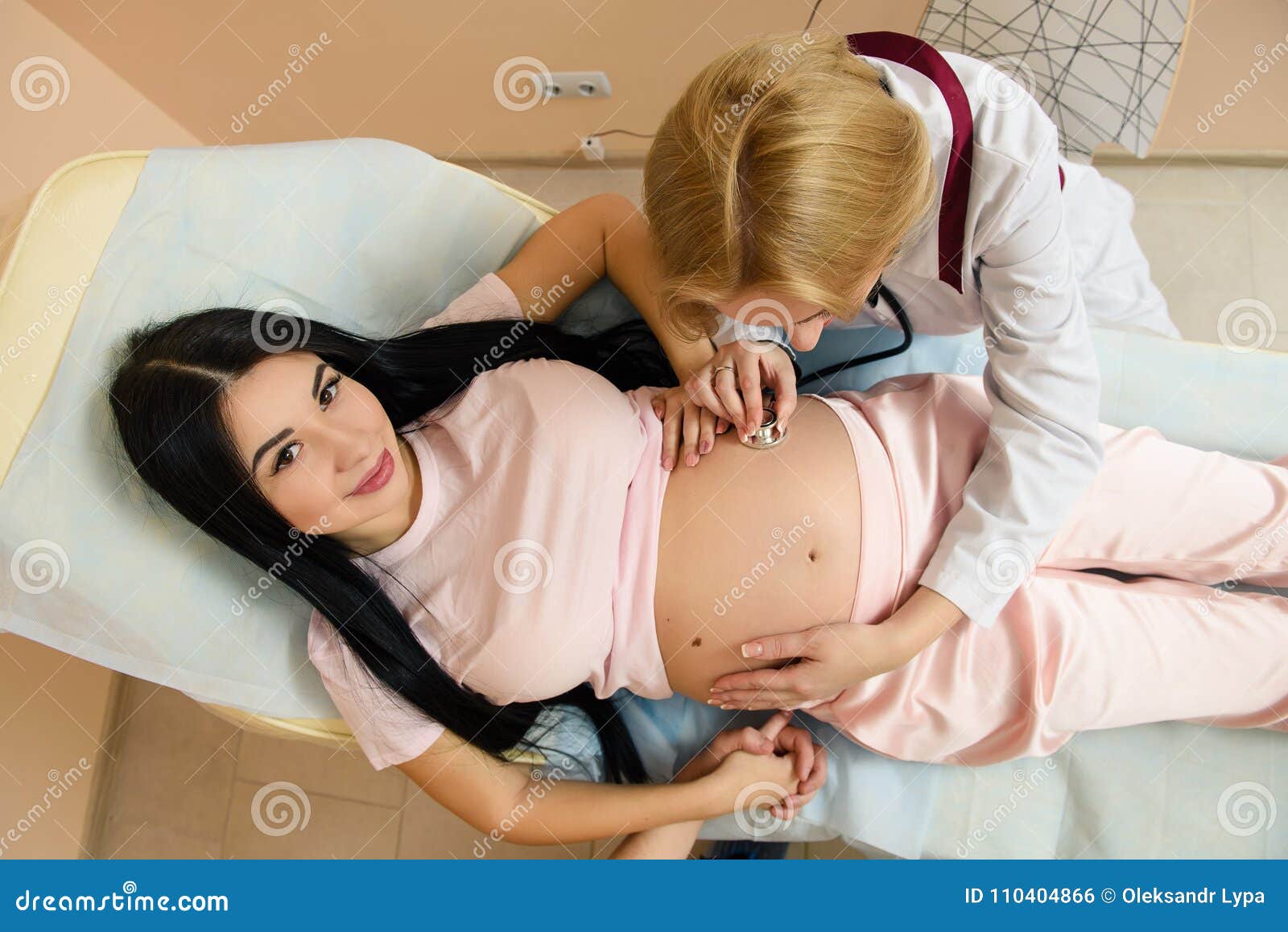 Le Docteur écoutent Ventre De Femme Enceinte Avec Le Stéthoscope Photo  stock - Image du sain, prévoir: 110404866