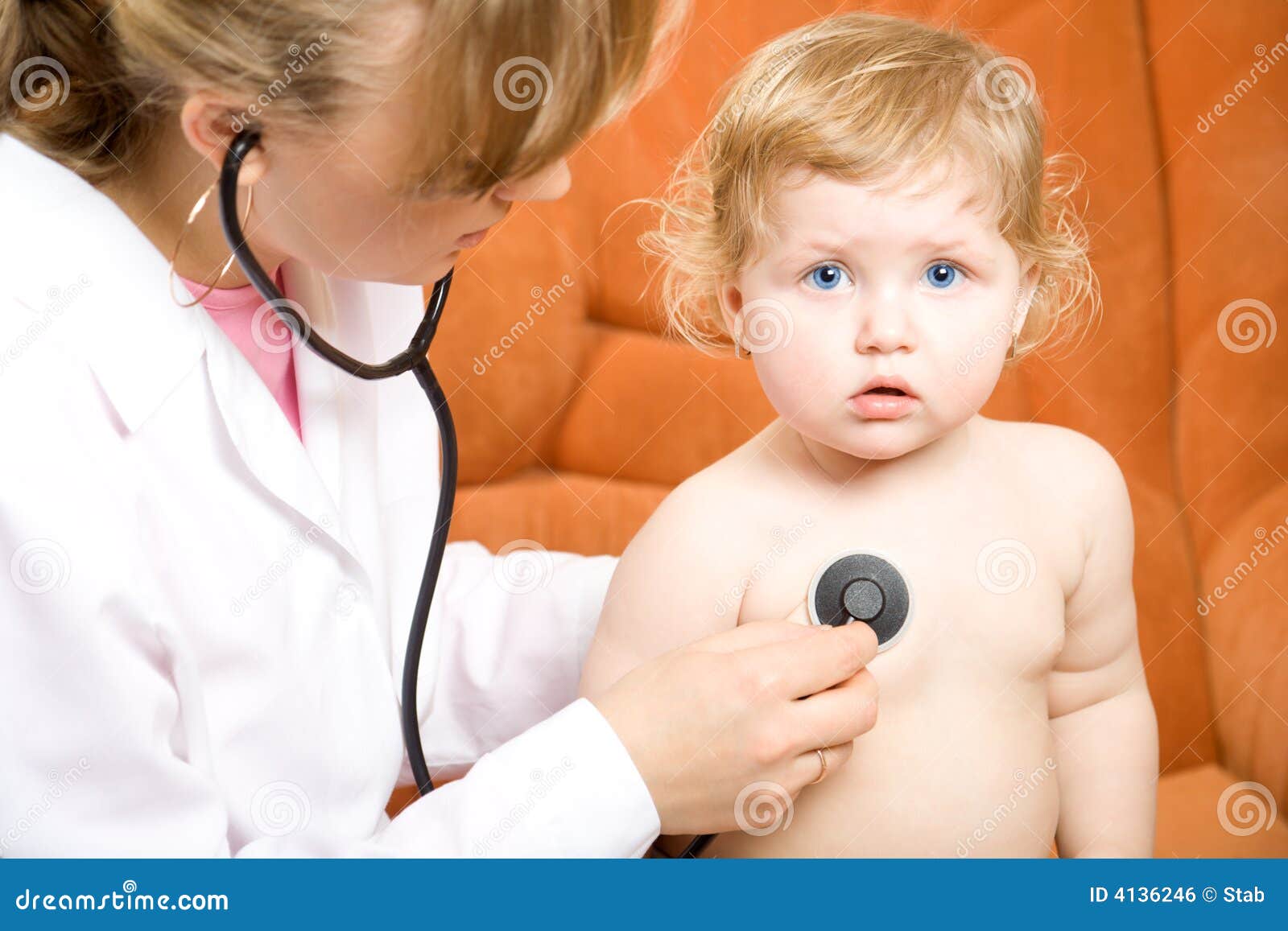 Pédiatre examine enfant avec stethoscope Stock Photo