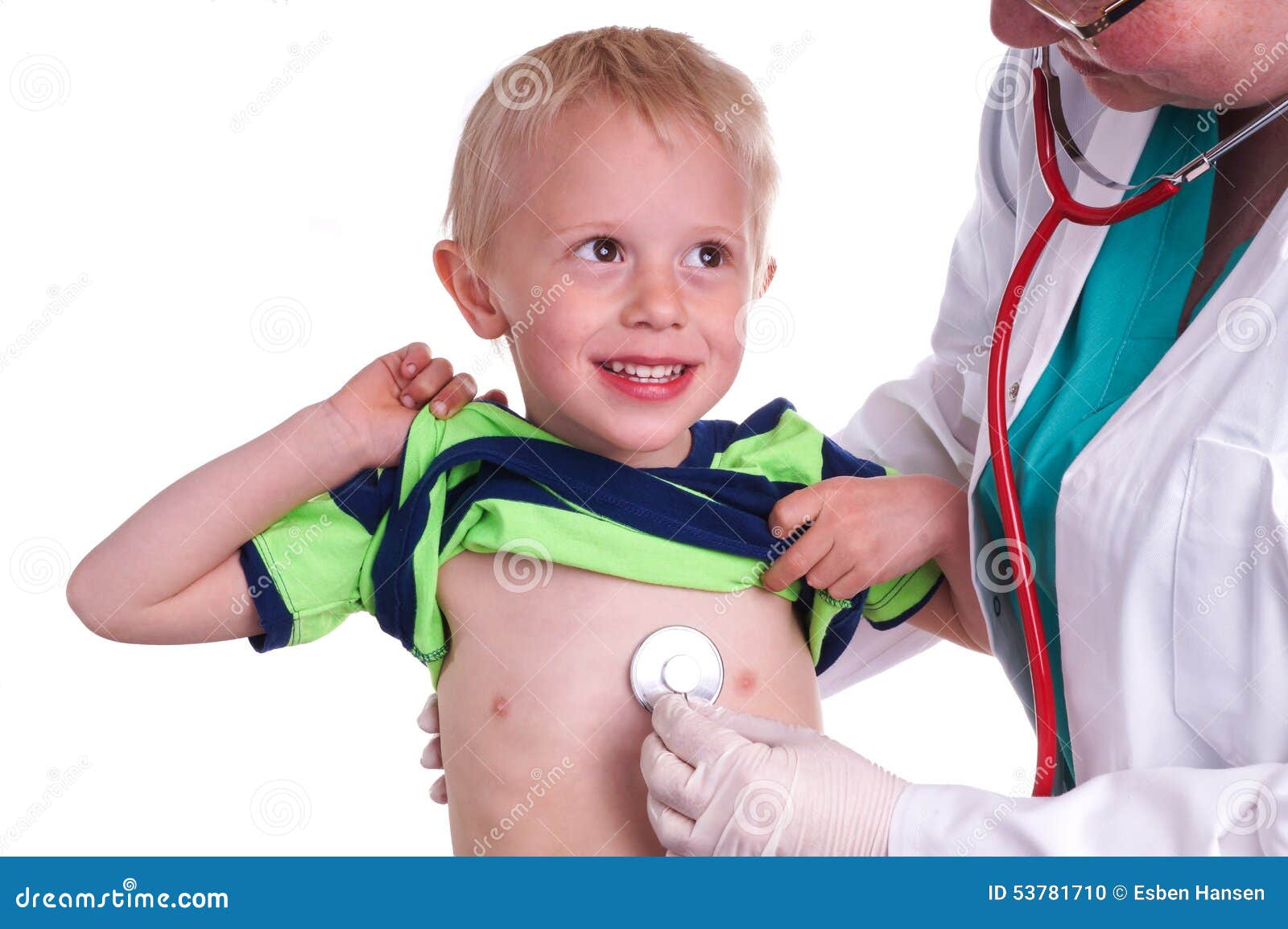 Le Docteur Examine Un Enfant En Bas âge Photo stock - Image du