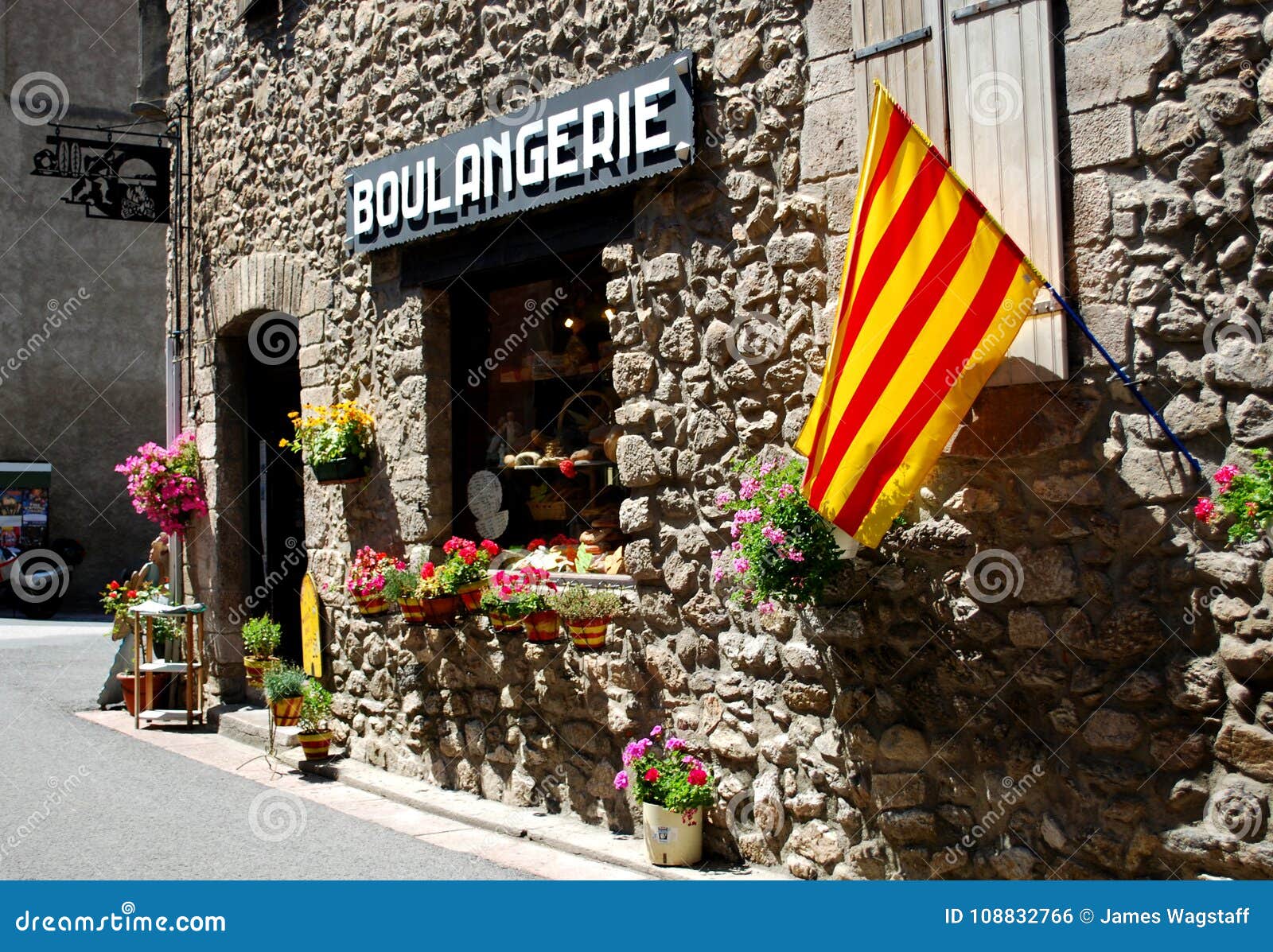 Le Drapeau Catalan Accroche En Dehors D'une Boulangerie Sur Une Jolie Rue  Dans La Jolie Ville Murée De Villfranche De Conflent Photo stock - Image du  historique, beau: 108832766