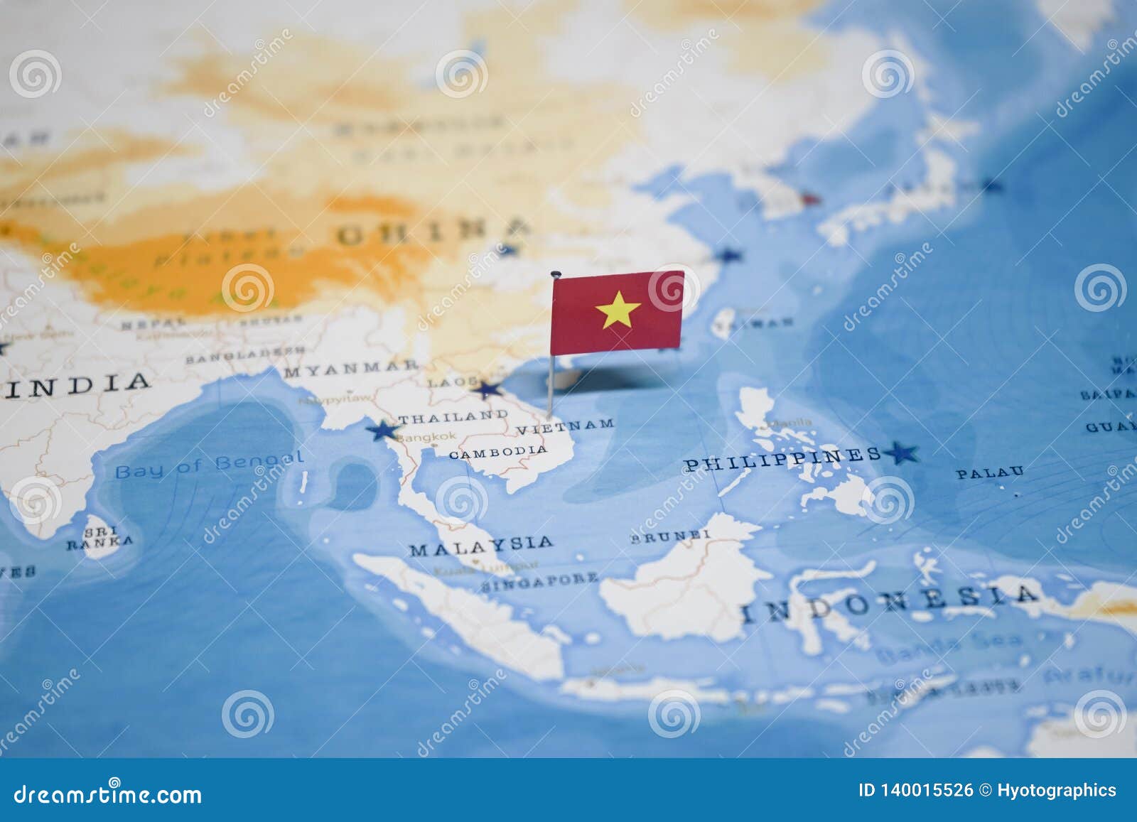 Le Drapeau Du Vietnam Dans La Carte Du Monde Photo Stock